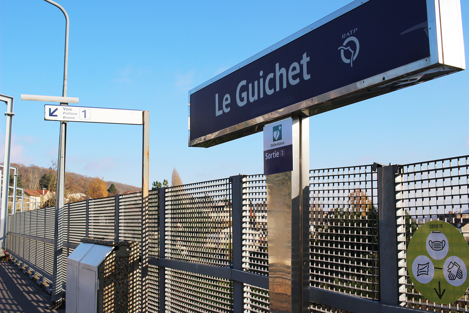 Chloé doit retrouver Emmanuelle FREMOUX à la station Le Guichet. Celle-ci passe la prendre pour aller en voiture au laboratoire du CNRS. Celui-ci est situé sur une petite colline © Globe Reporters