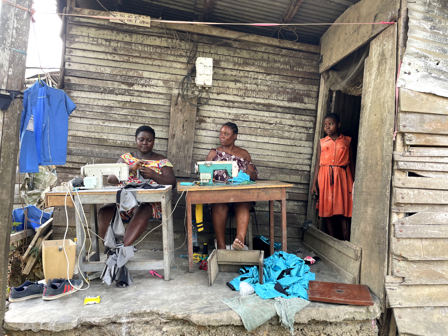 Sur le chemin du retour, Raphaël a rencontré Ariane, Fallone et Stella, elles aussi victimes des inondations © Globe Reporters