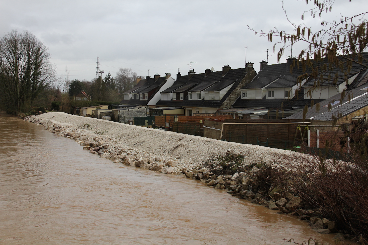 Ces maisons en bord de l’Aa ont connu quelques inondations, mais rien de comparable avec le quartier en contrebas de l’église qui est situé entre deux bras de la rivière © Globe Reporters