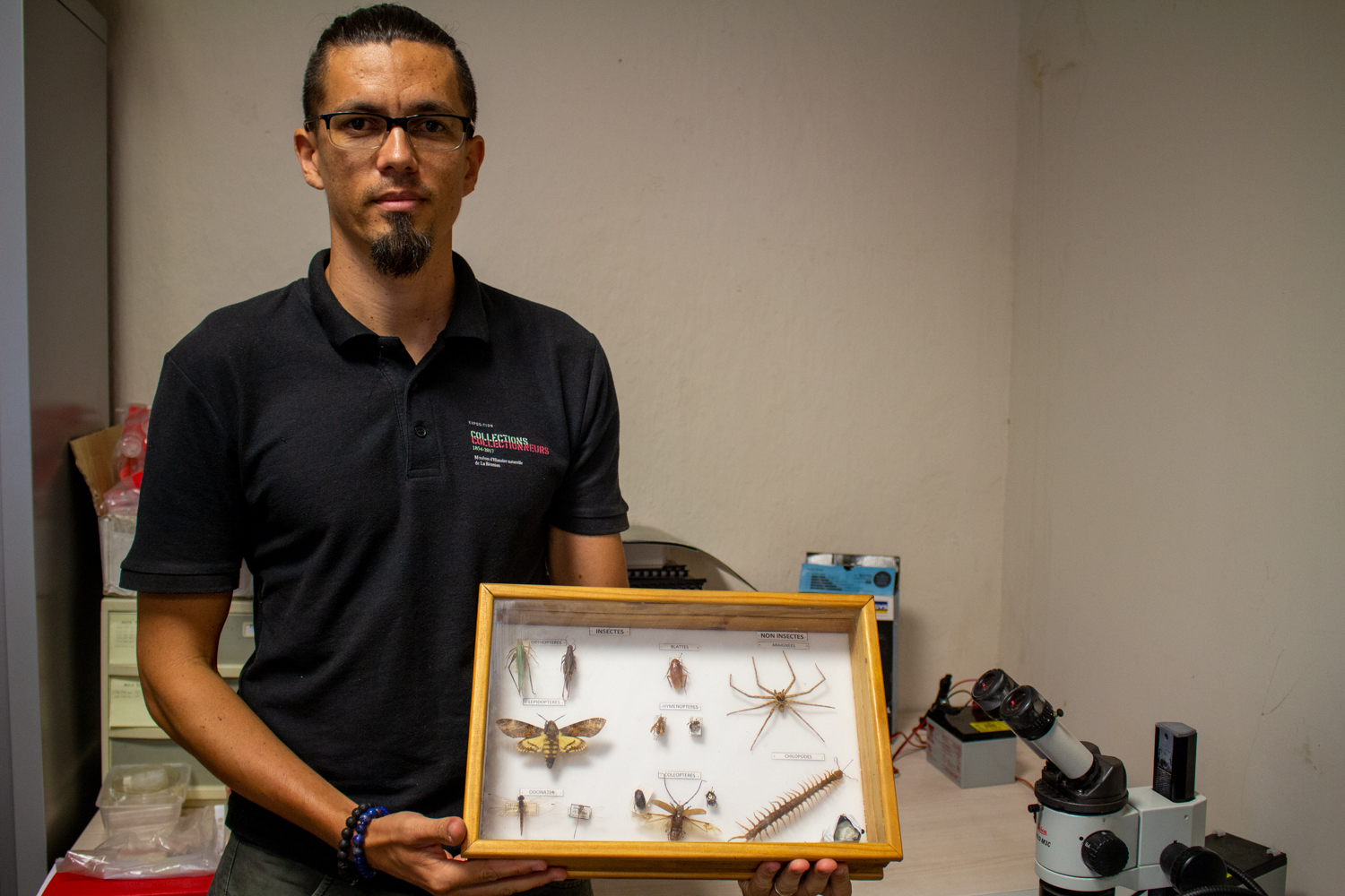 Le directeur offre à la journaliste une visite des lieux. Rencontre, ici, avec Grégory CAZANOVE, aranéologue, entomologiste et référent des collections © Globe Reporters