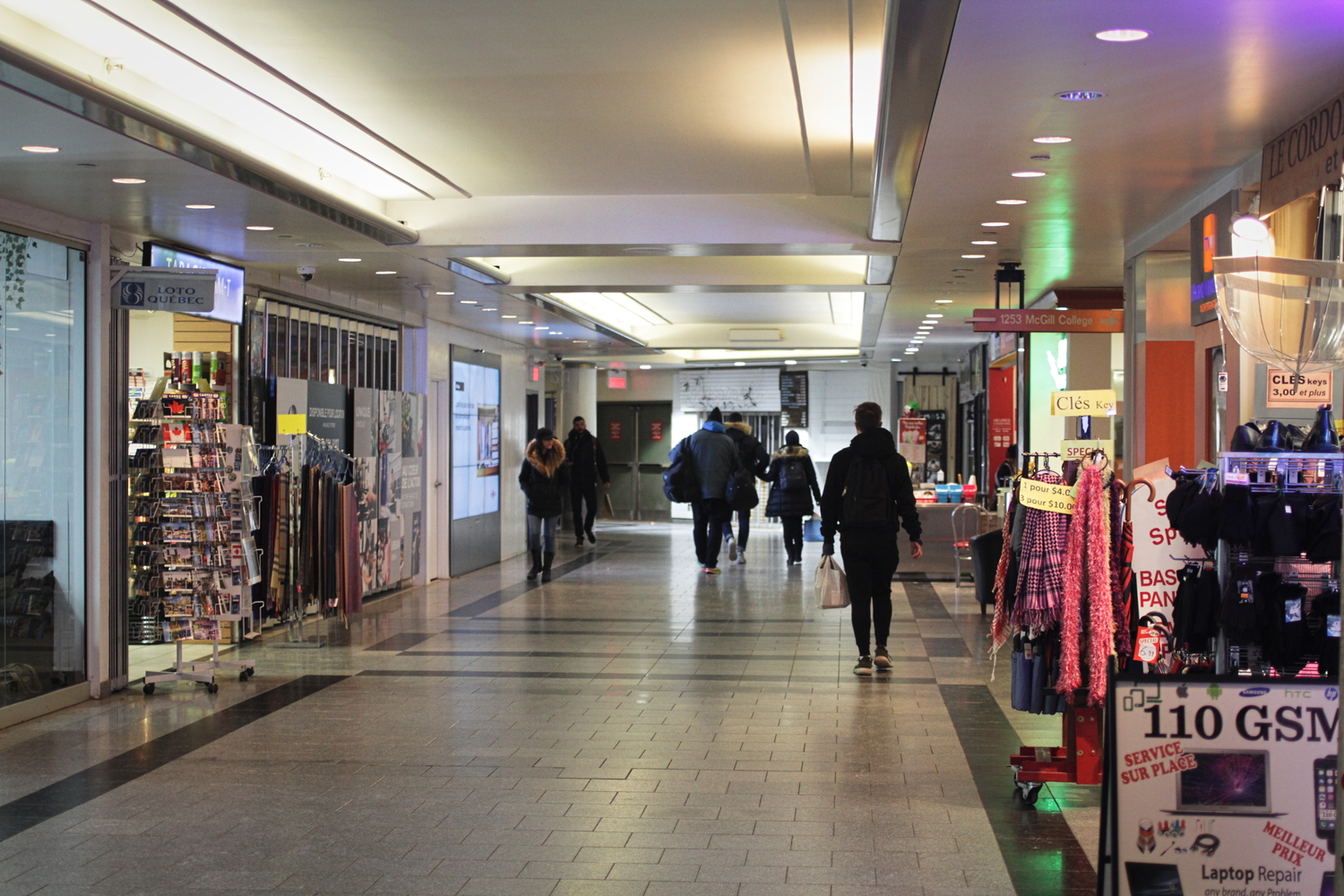 Galerie où l’on trouve la boutique du cordonnier.