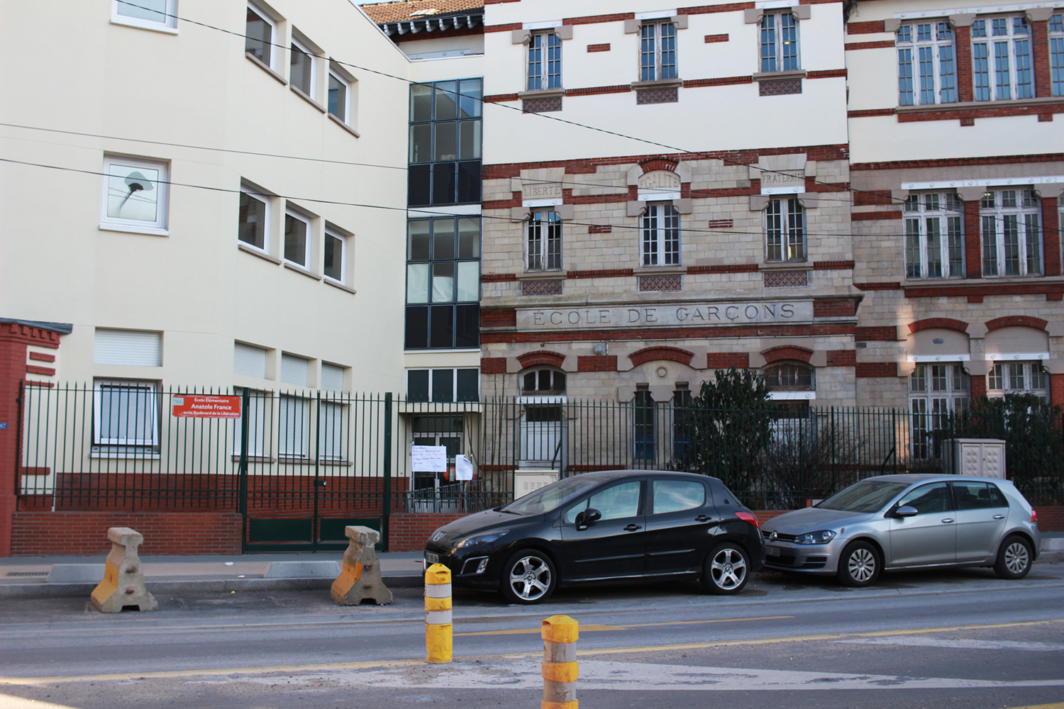 Chloé DUBOIS a rendez-vous en milieu de journée devant l’école Anatole France, tout près du Carrefour Pleyel. Elle y rejoint Hamid OUÏDIR, du Comité de Vigilance JO 2024 de Saint-Denis, pour qu’il lui montre concrètement où se déroulent les travaux et la proximité avec les écoles élémentaire et maternelle © Globe Reporters