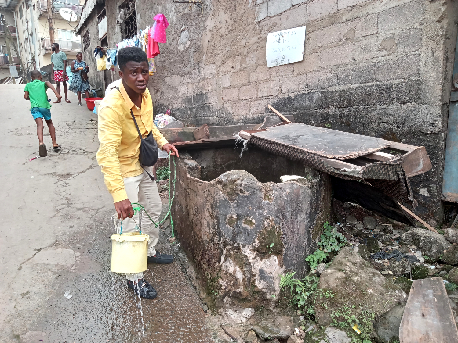 Loïc STÉPHANE ne boit jamais l’eau de ce puits, contrairement à beaucoup d’habitants du quartier qui font bouillir cette eau pour s’en abreuver. Une démarche insuffisante pour la rendre potable © Globe Reporters