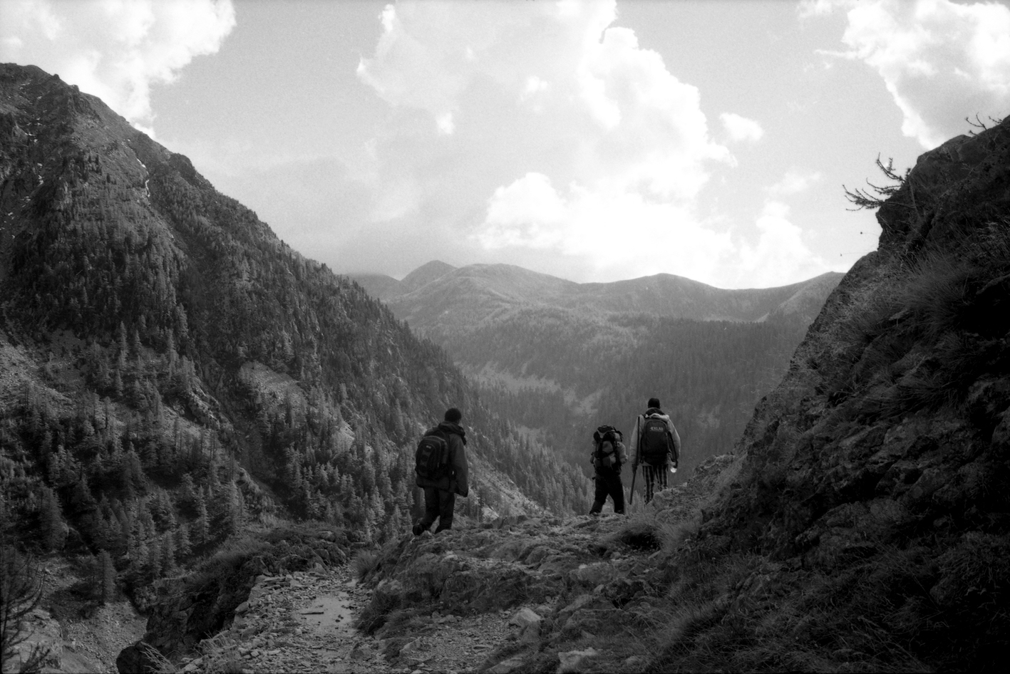 Deux réfugiés soudanais et un militant passeur français arrivant en France via un passage au sud des Alpes – photo de Raphaël Krafft