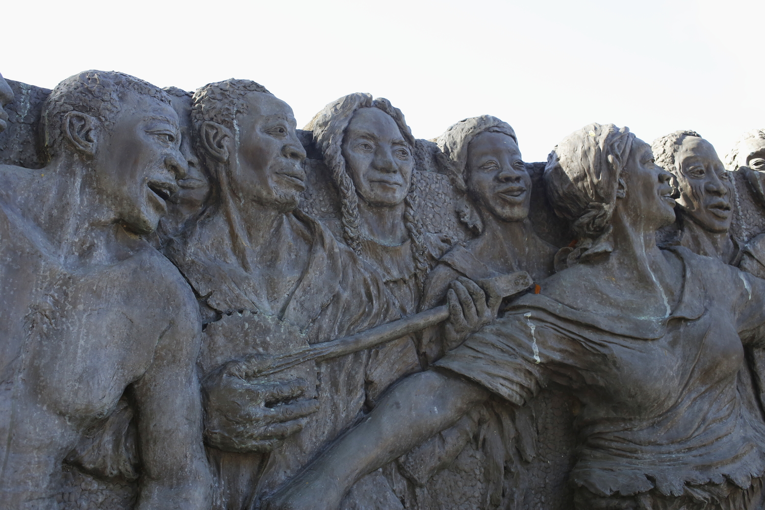 Le parc Louis Armstrong célèbre les cultures afro-américaines et afro-créole de La Nouvelle-Orléans. Ici, une sculpture à Congo square, représentant des esclaves qui dansent et jouent des instruments africains comme les tambours et le banjo. Une femme autochtone est aussi représentée, car les autochtones faisaient aussi partie de la vie de La Nouvelle-Orléans et y ont apporté leurs influences culturelles et musicales © Globe Reporters