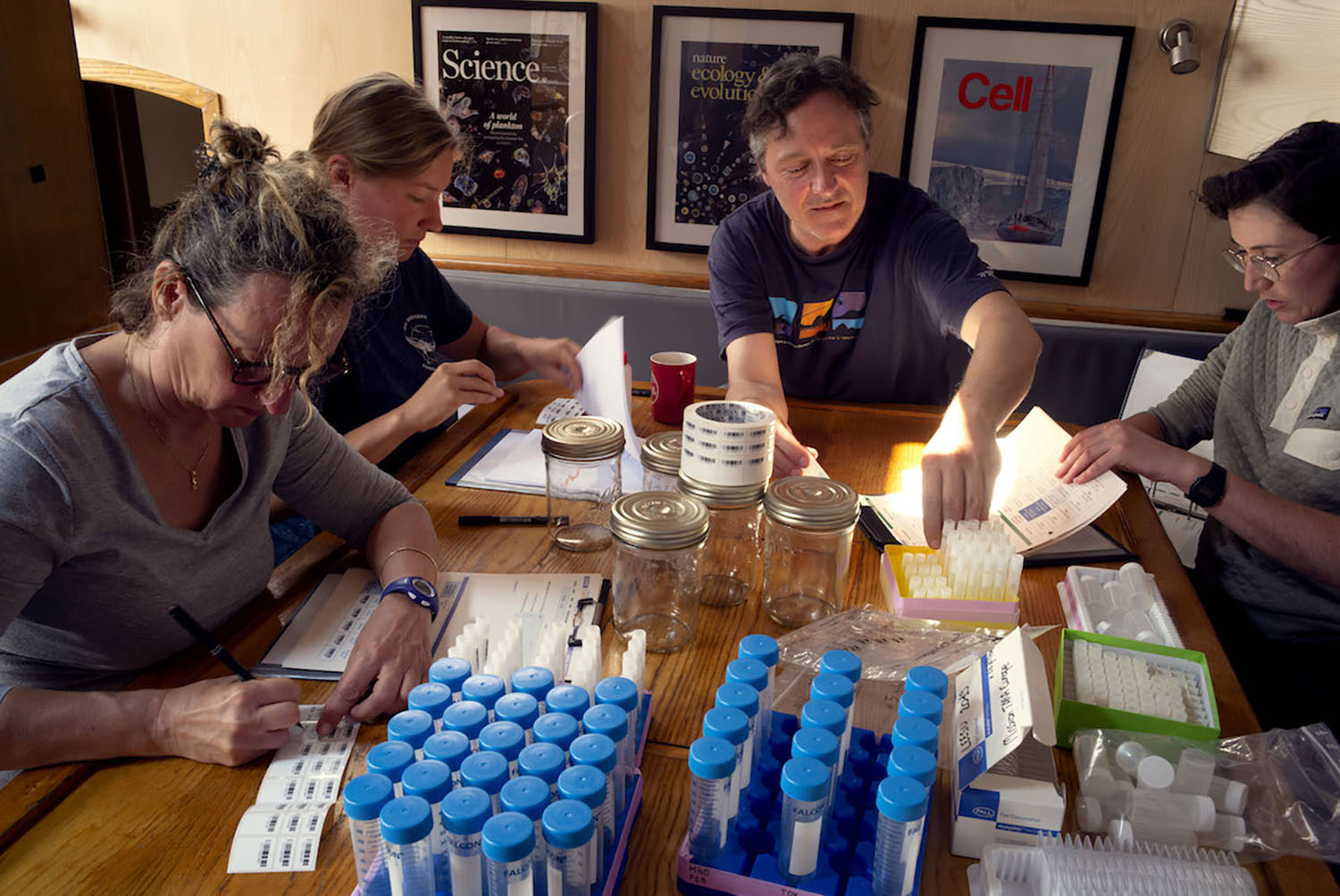 Une équipe scientifique en plein travail à bord ©Samuel Bollendorff