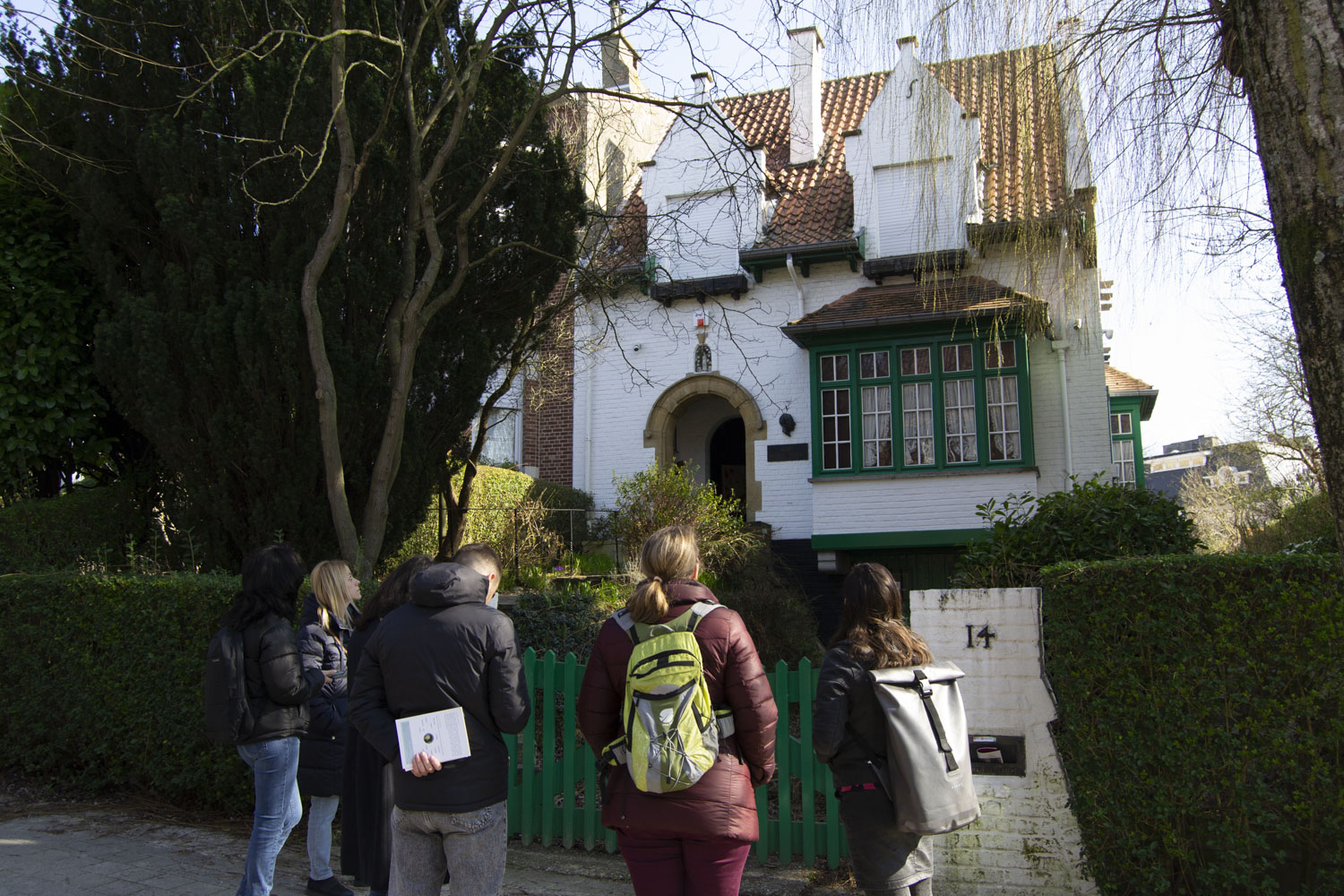 L’équipe d’enseignants et notre correspondante découvrent la maison blanche © Globe Reporters