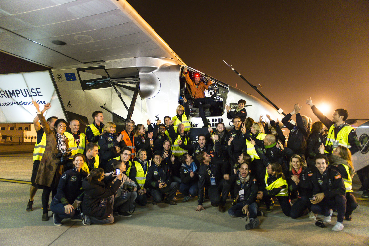 Toute l’équipe au pied de l’avion à l’arrivée à Nanjing toujours en Chine © Solar Impulse