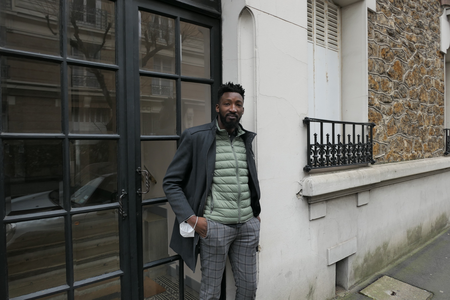 Une séance photo en pleine rue doit alors être improvisée. Makan KEBE emmène l’envoyée spéciale dans une petite rue calme et choisit en fond une belle porte © Globe Reporters