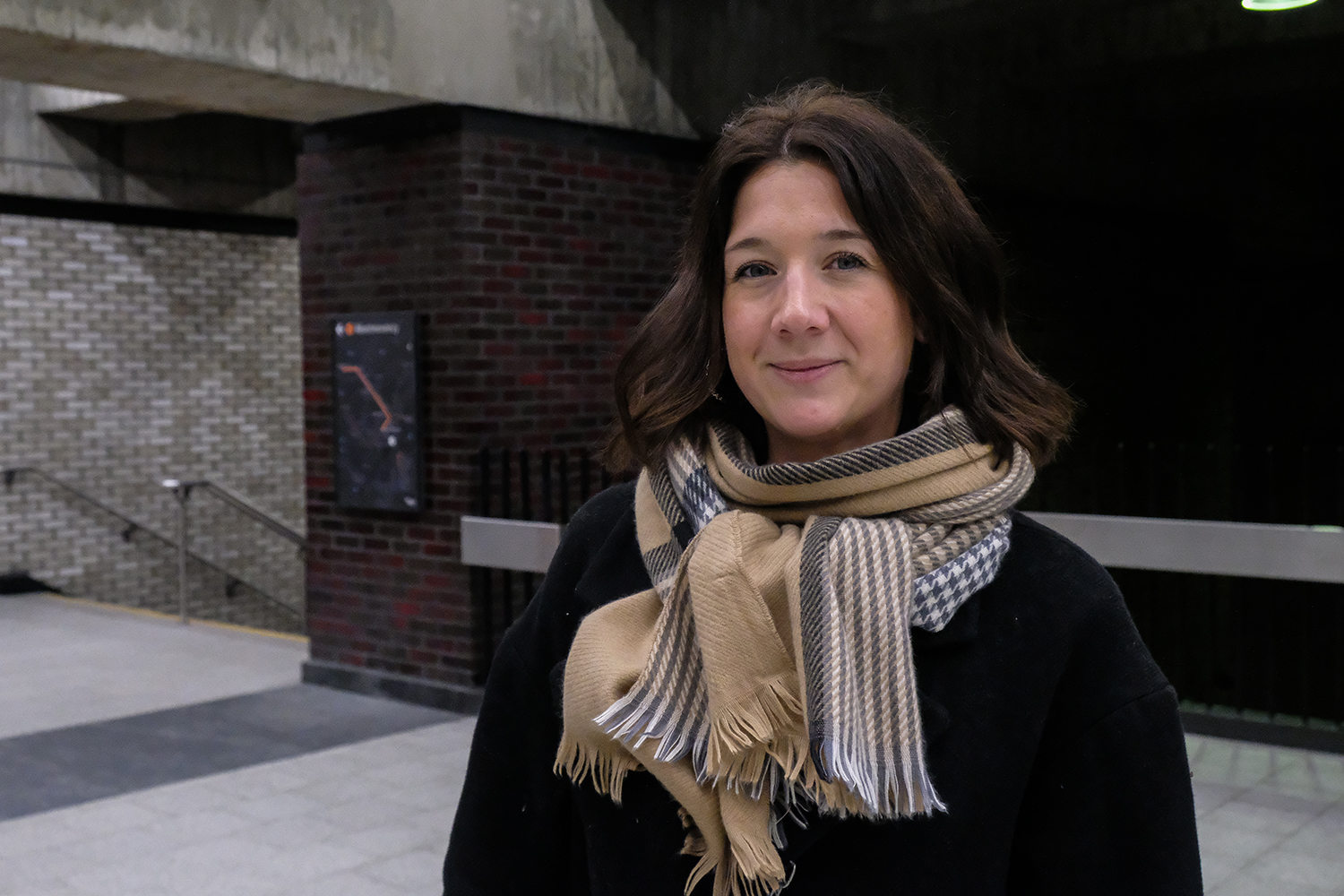 Portrait de Marion DESCHAMPS dans le métro à Montréal © Globe Reporters