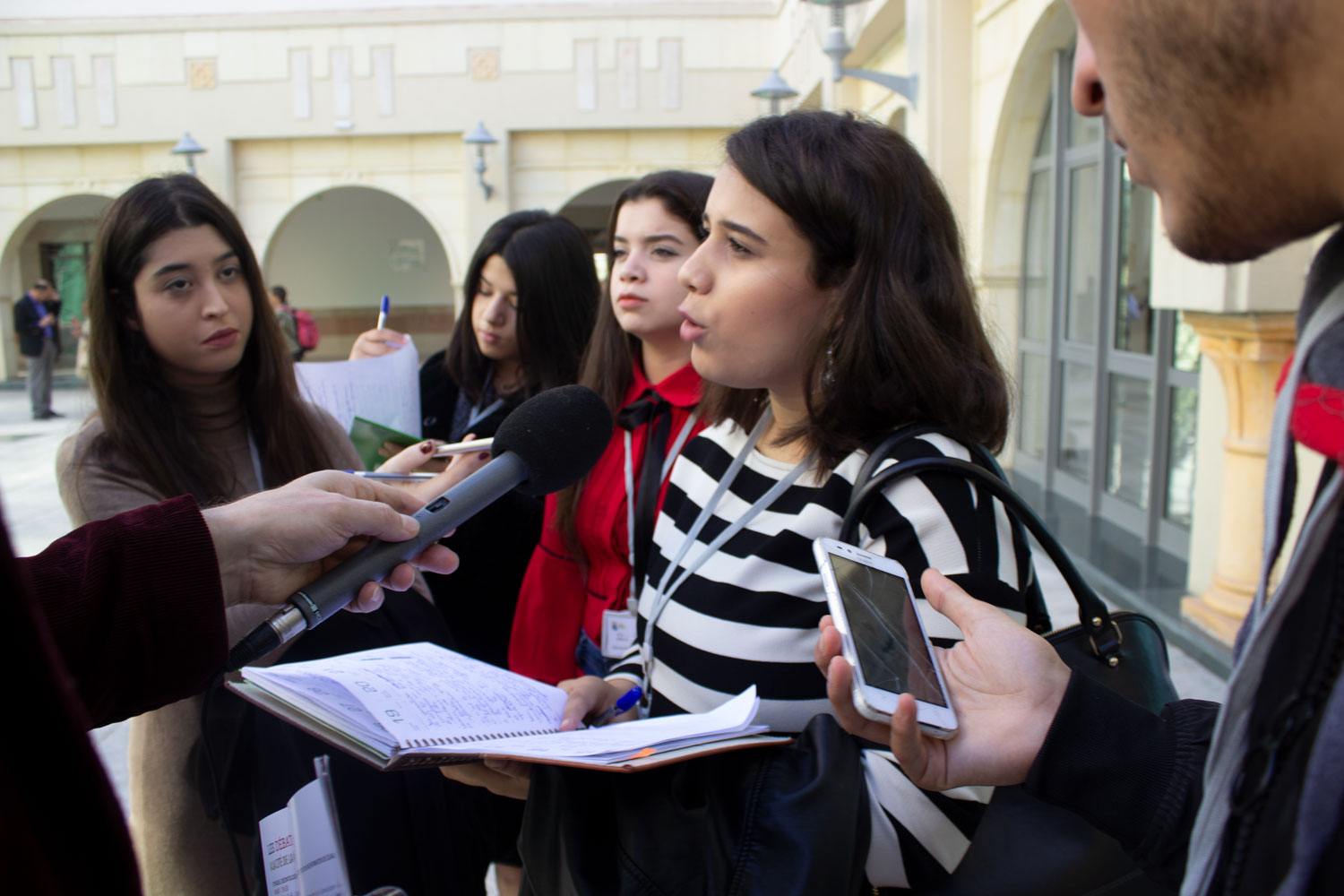 Des globe-reporters tunisiens en plein travail aux Assises du journalisme 2018 de Tunis.