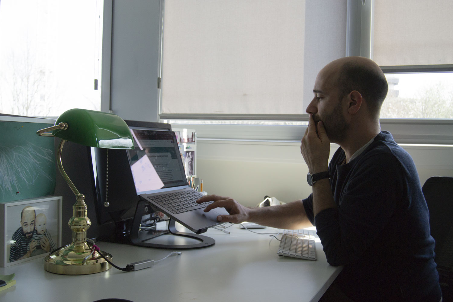 Nicola DA SCHIO nous accueille dans son bureau de la VUB © Globe Reporters