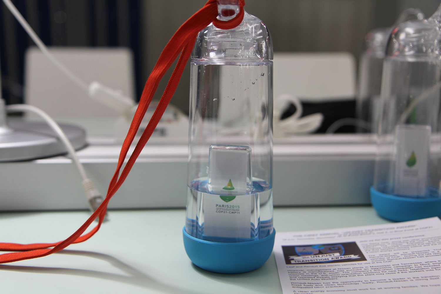 Chaque participant a également reçu une gourde qu’il remplit aux distributeurs d’eau répartis partout dans les couloirs de la COP21