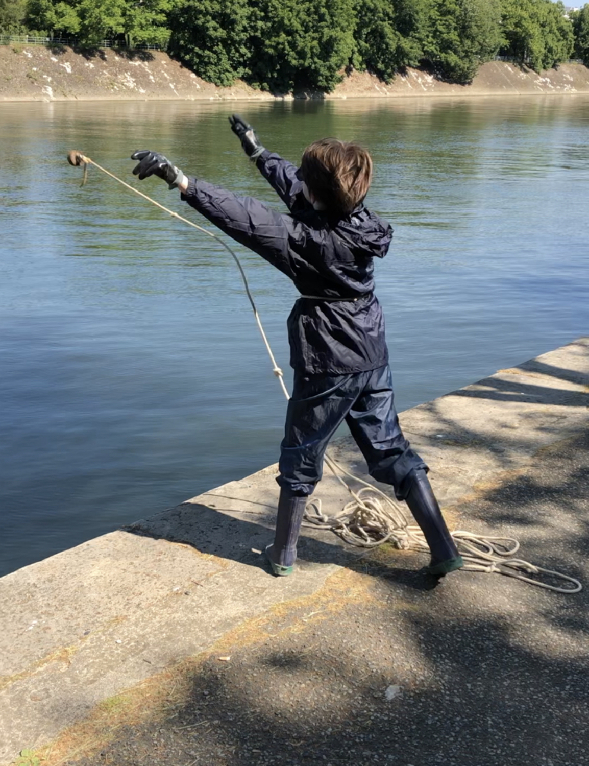 Raphaël conseille de porter un imperméable, des bottes et des gants de protection pour les séances de pêche  © raf_sur_seine