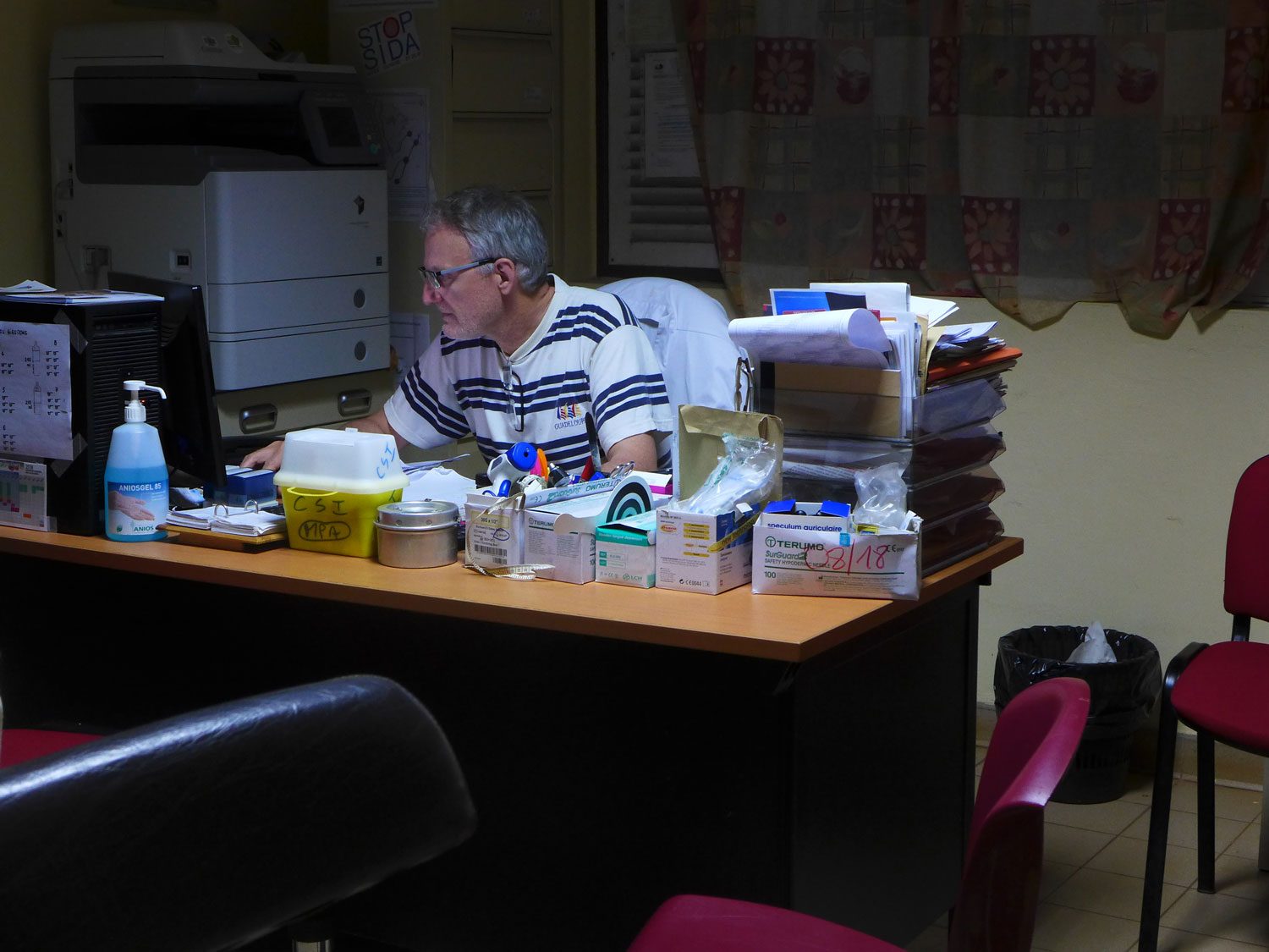 Le docteur Rémy PIGNOUX dans son bureau.