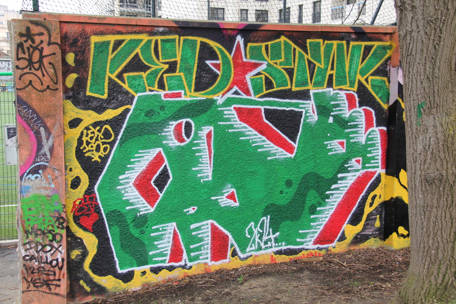 Dans un quartier en plein chantier, les jeunes licenciés du Red Star Lab ont investi un mur aux couleurs du Red Star © Globe Reporters