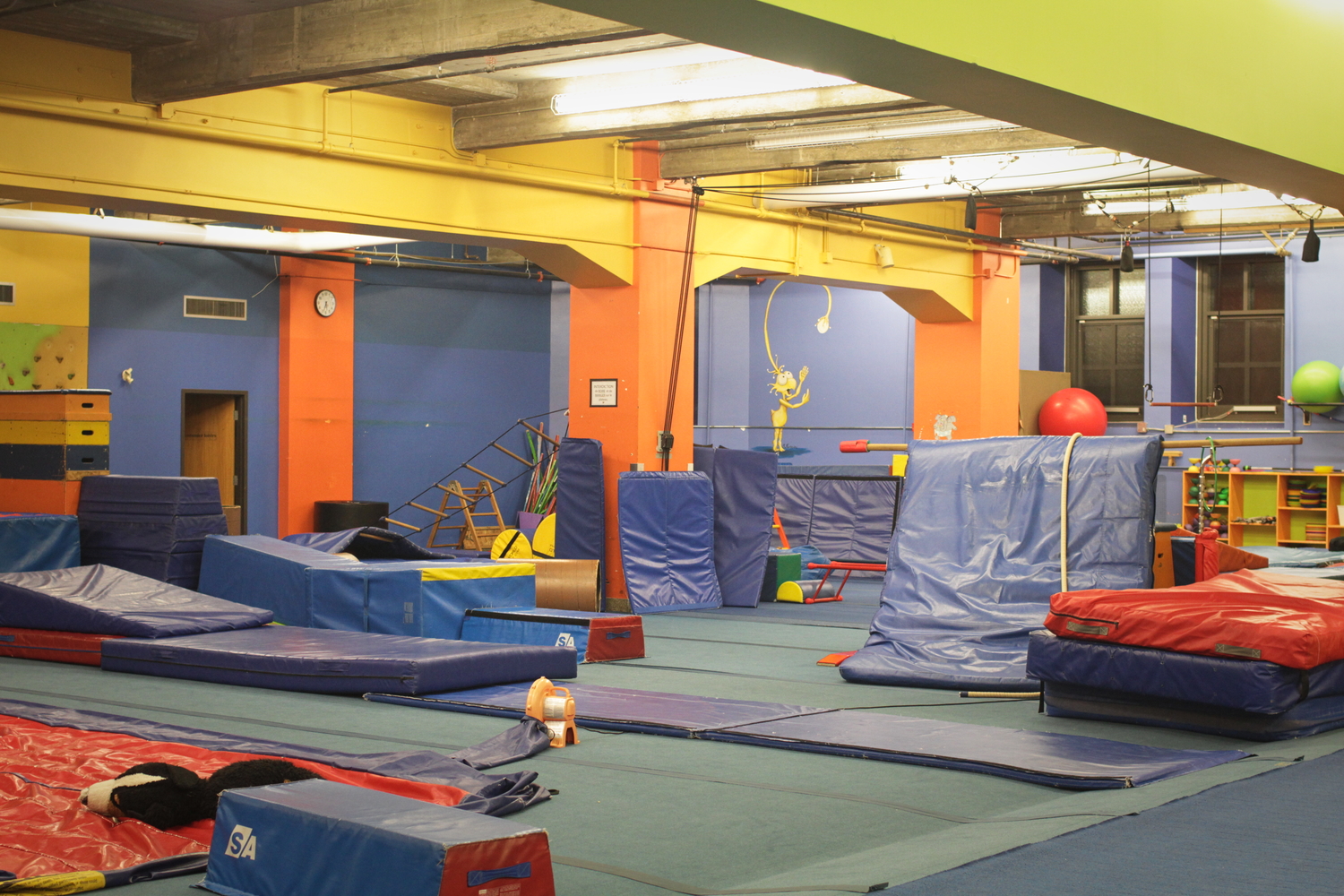 La salle d’entraînement de l’école de cirque. La salle du haut, dans la nef de l’église, est réservée pour des réceptions.