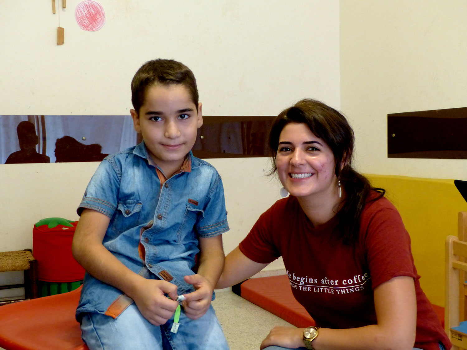 Pauline avec un jeune patient.