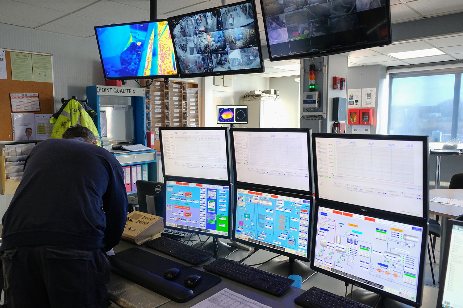 Les ordinateurs servent à contrôler les machines et à surveiller que les taux de pollution à la sortie de cheminée respectent les normes autorisées. « Tout est extrêmement contrôlé », insiste le directeur. 