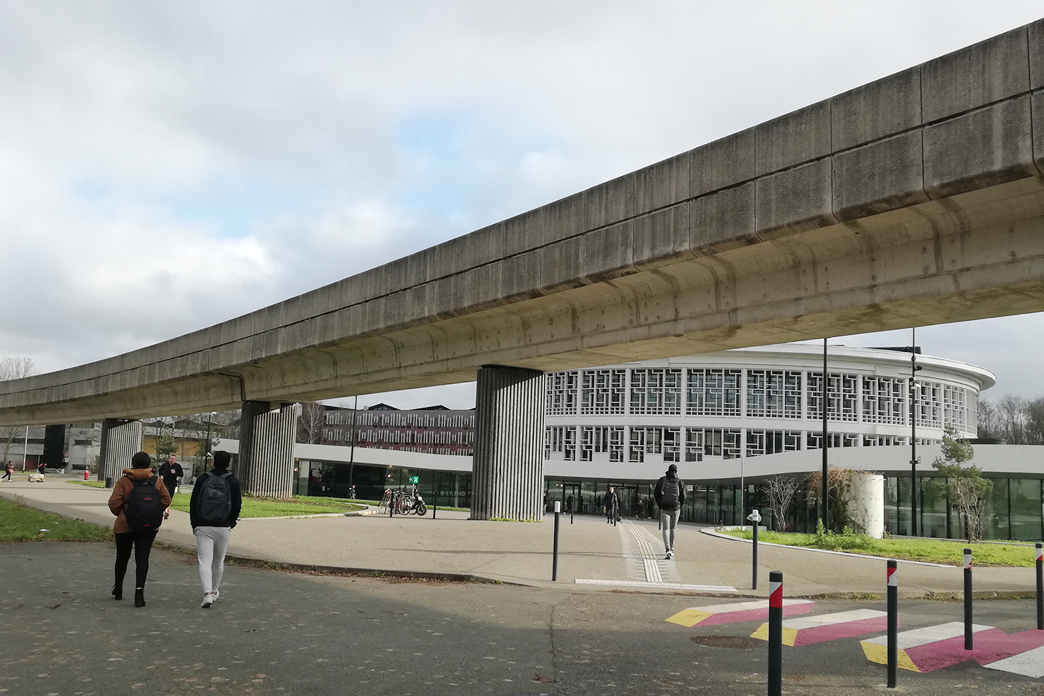 On y accède en voiture ou via le métro qui dépose les étudiants en plein cœur du campus.