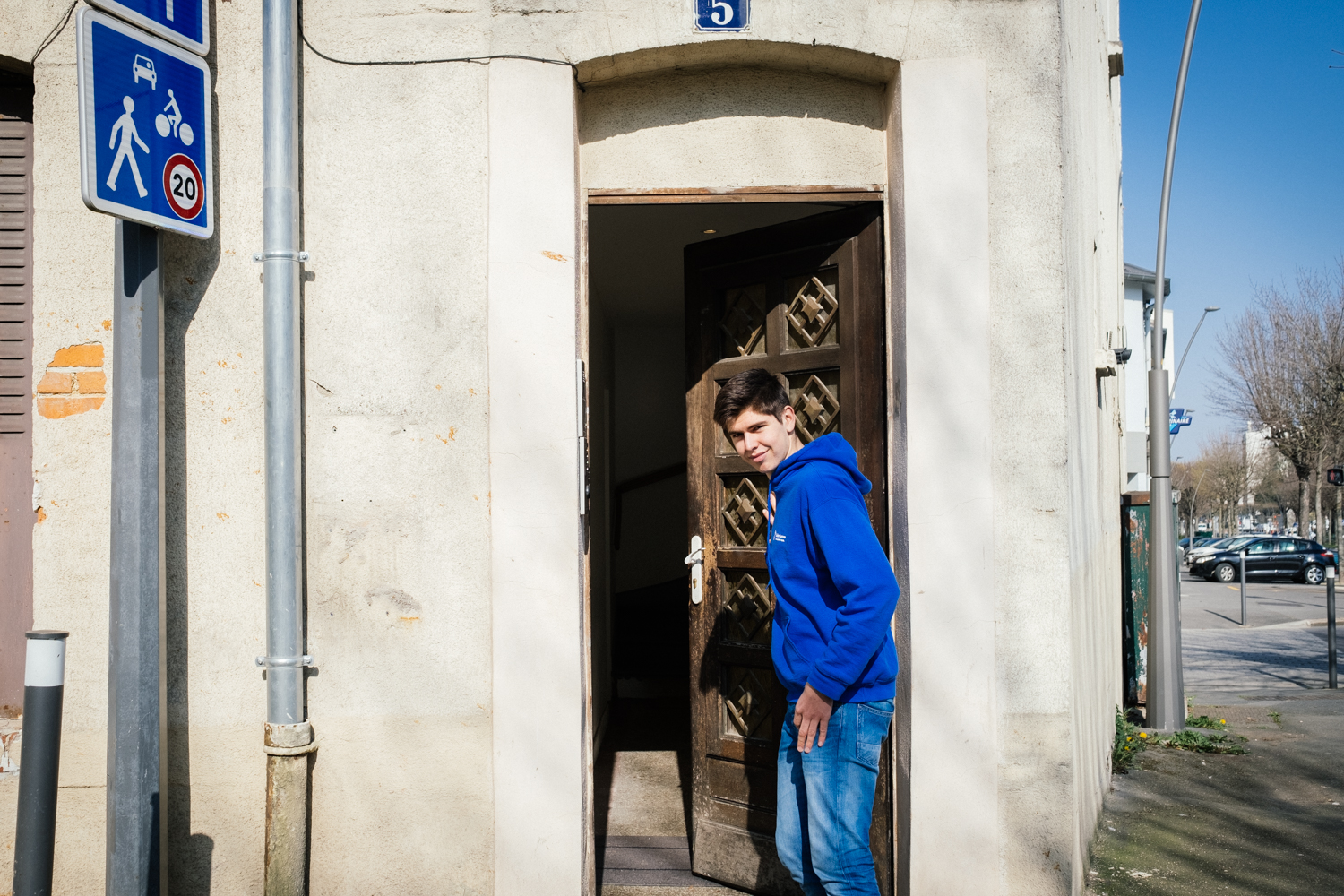 En bas de son immeuble, Thomas, le fondateur de l’association Children For the Oceans, accueille Léonor © Globe Reporters