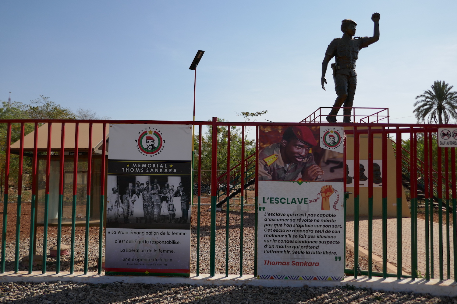 Depuis l’entrée au Mémorial, on aperçoit la statue géante de Thomas SANKARA avec le bras gauche levé et le poing fermé © Globe Reporters