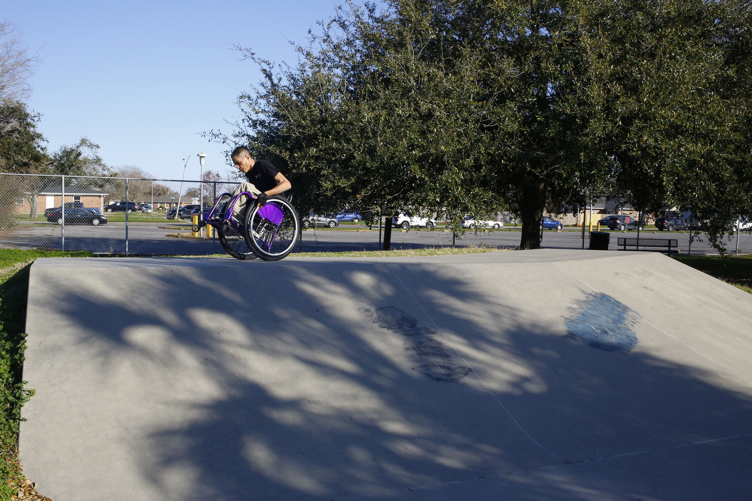 Tony montre quelques tricks de WCMX sur la rampe © Globe Reporters