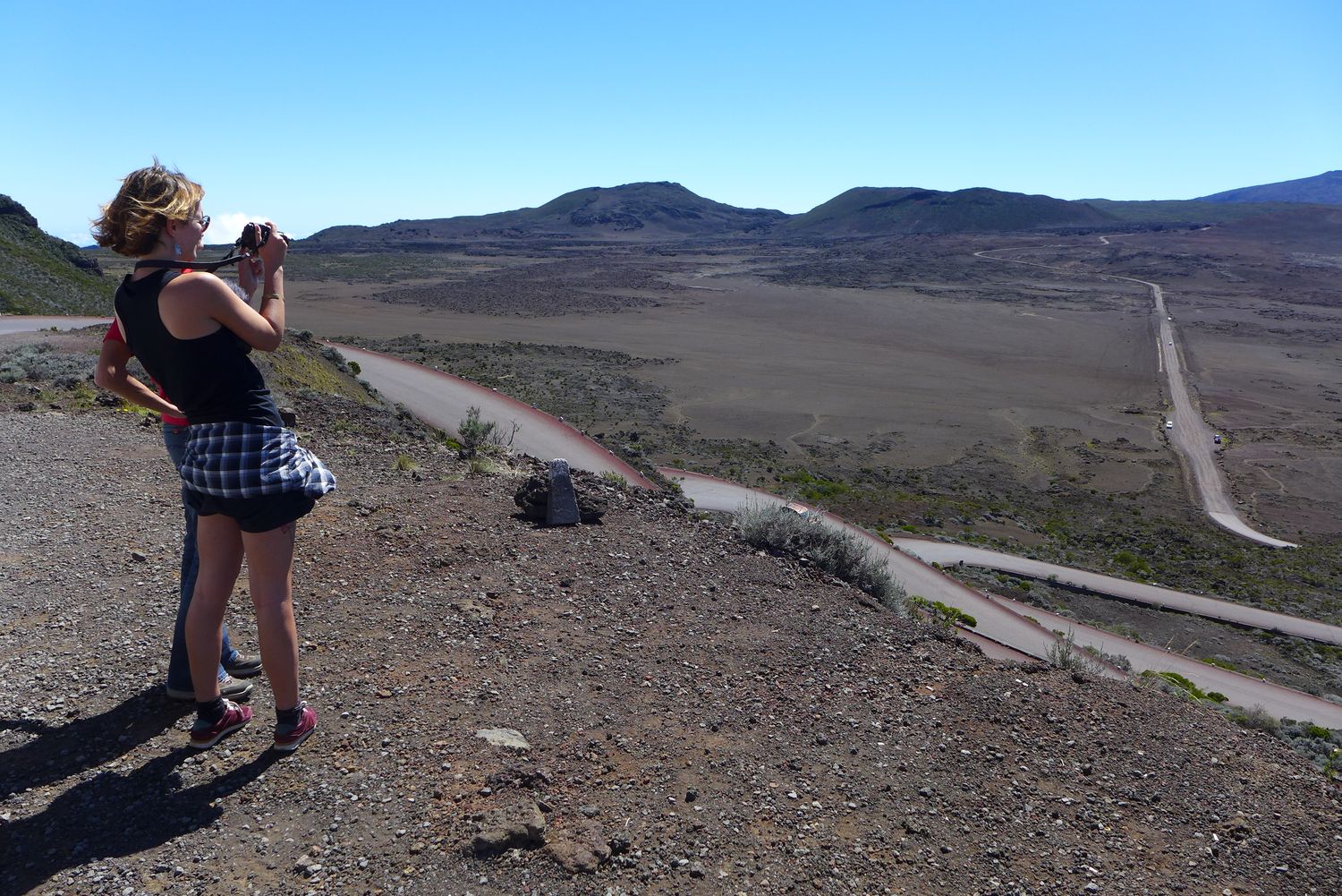 Après un premier versant très vert, nous arrivons sur la plaine des sables. Couverte de scories, elle offre un paysage lunaire. 