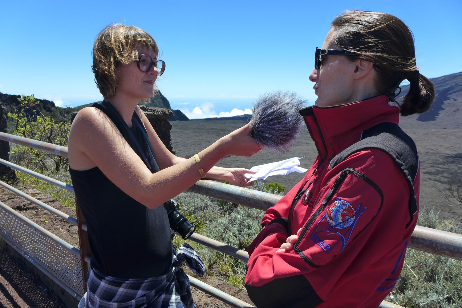 C’est avec une vue directe sur le volcan que nous procédons à l’interview. 