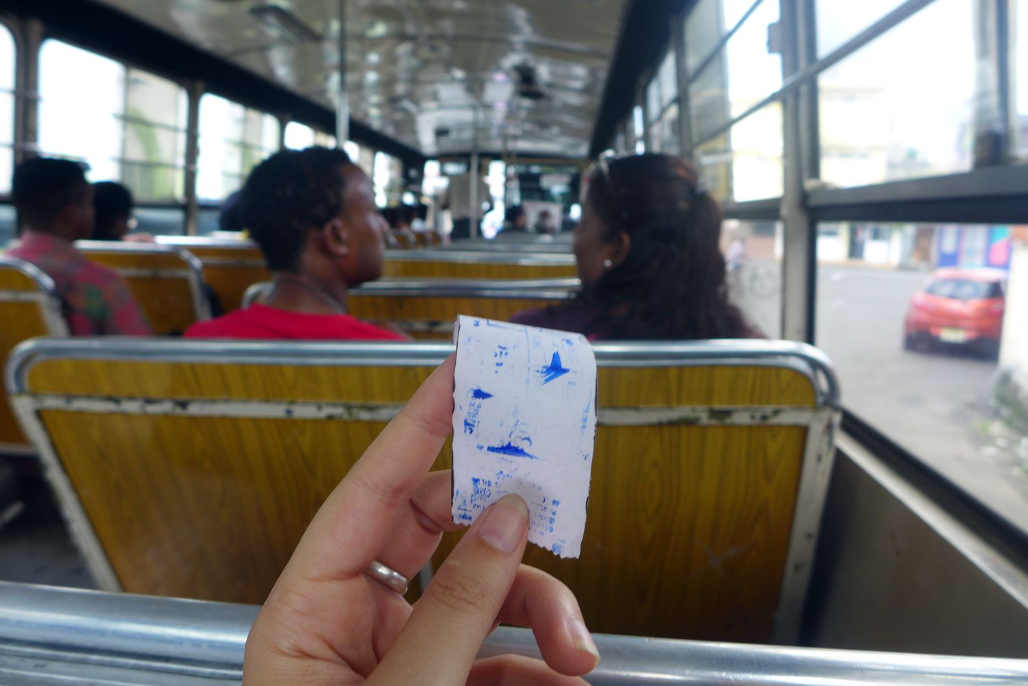 Le trajet prend deux bonnes heures. Un contrôleur est présent dans le bus tout le trajet et vend les tickets à tous les nouveaux passagers. Le contrôleur a une machine en fer manuelle qui imprime les tickets directement dans le bus, en tournant une manivelle. 