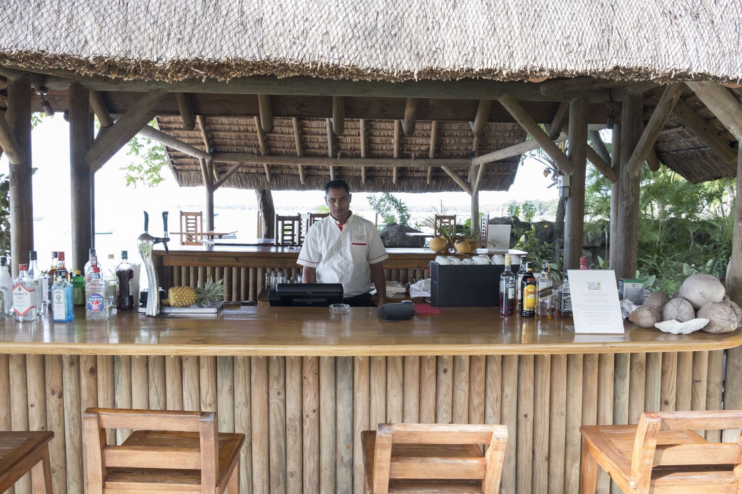 Au bar, les clients peuvent commander à boire comme à manger.