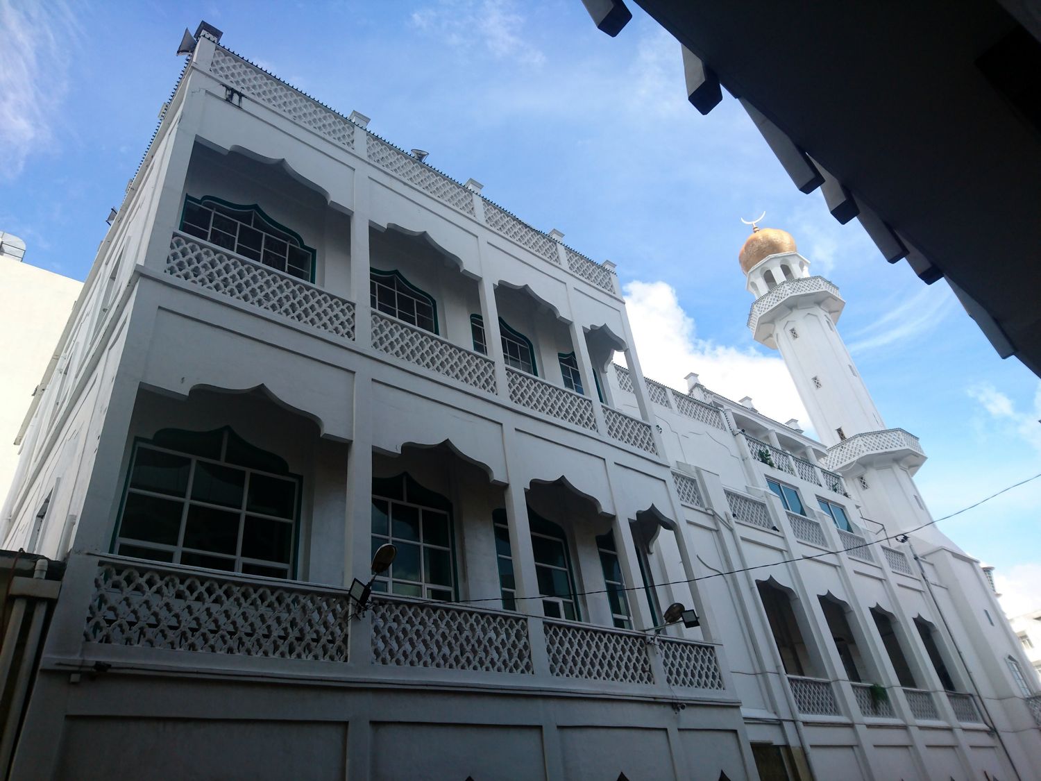 En sortant du rendez-vous, Sidonie remarque la mosquée Markazi Masjid, juste en face du ministère.