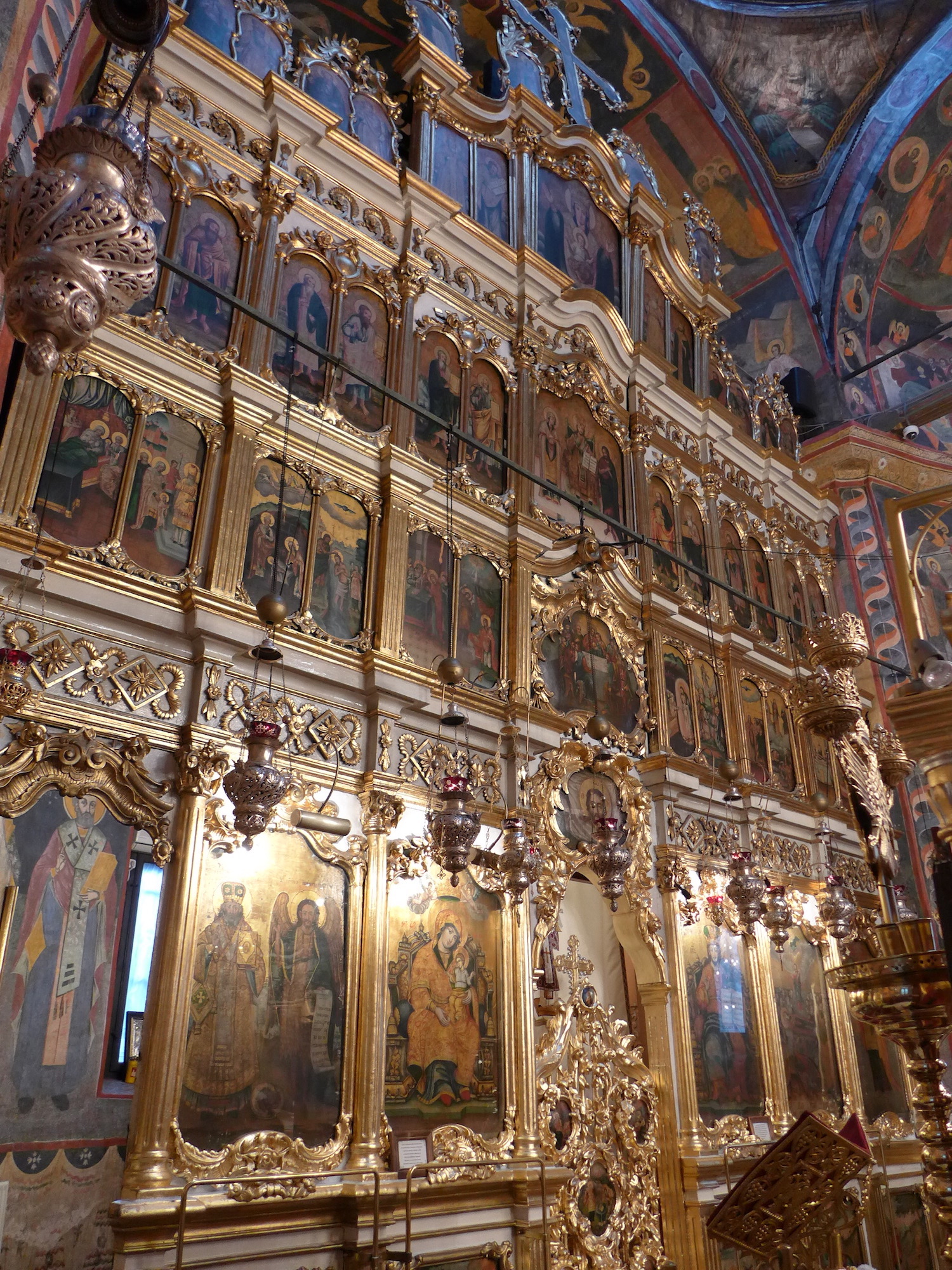 L’iconostase, qui sépare les fidèles du clergé qui célèbre la messe. Cette cloison comporte de nombreuses icônes.