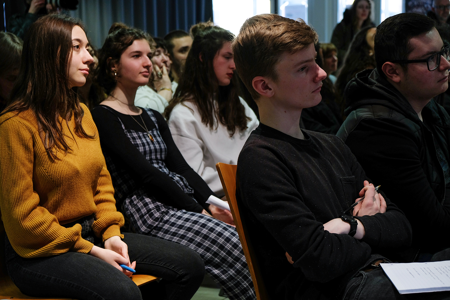 Dans la salle, il y a 3 classes de terminale ES, soit 5% du lycée.