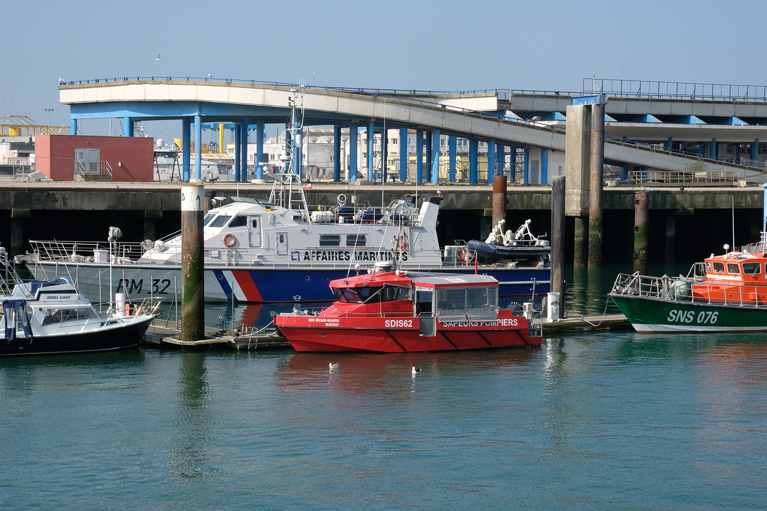 Dans le port, le bateau des affaires maritimes et des sapeurs-pompiers.