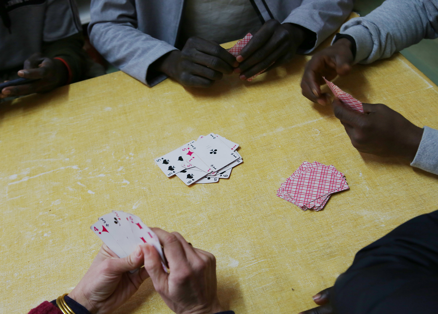 Une partie de jeu de cartes, ça permet de tuer un peu le temps. (Crédits : Pauline Rey)