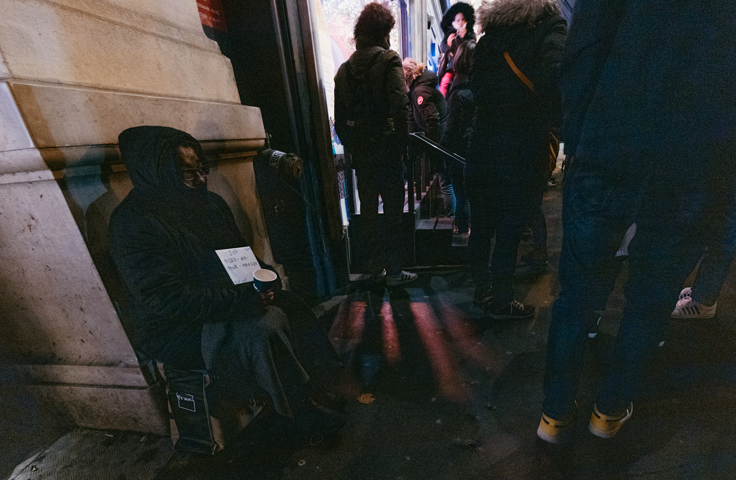 Une personne qui fait la mendicité dans le quartier des grands magasins © Globe Reporters