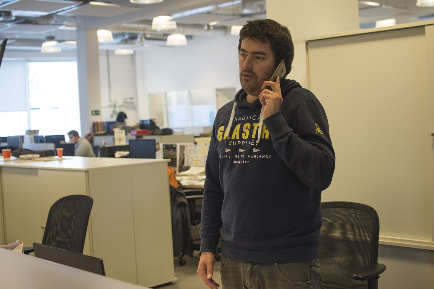 Thibaut est au téléphone avec un collègue. Ils discutent de la photo qui illustrera son article © Globe Reporters