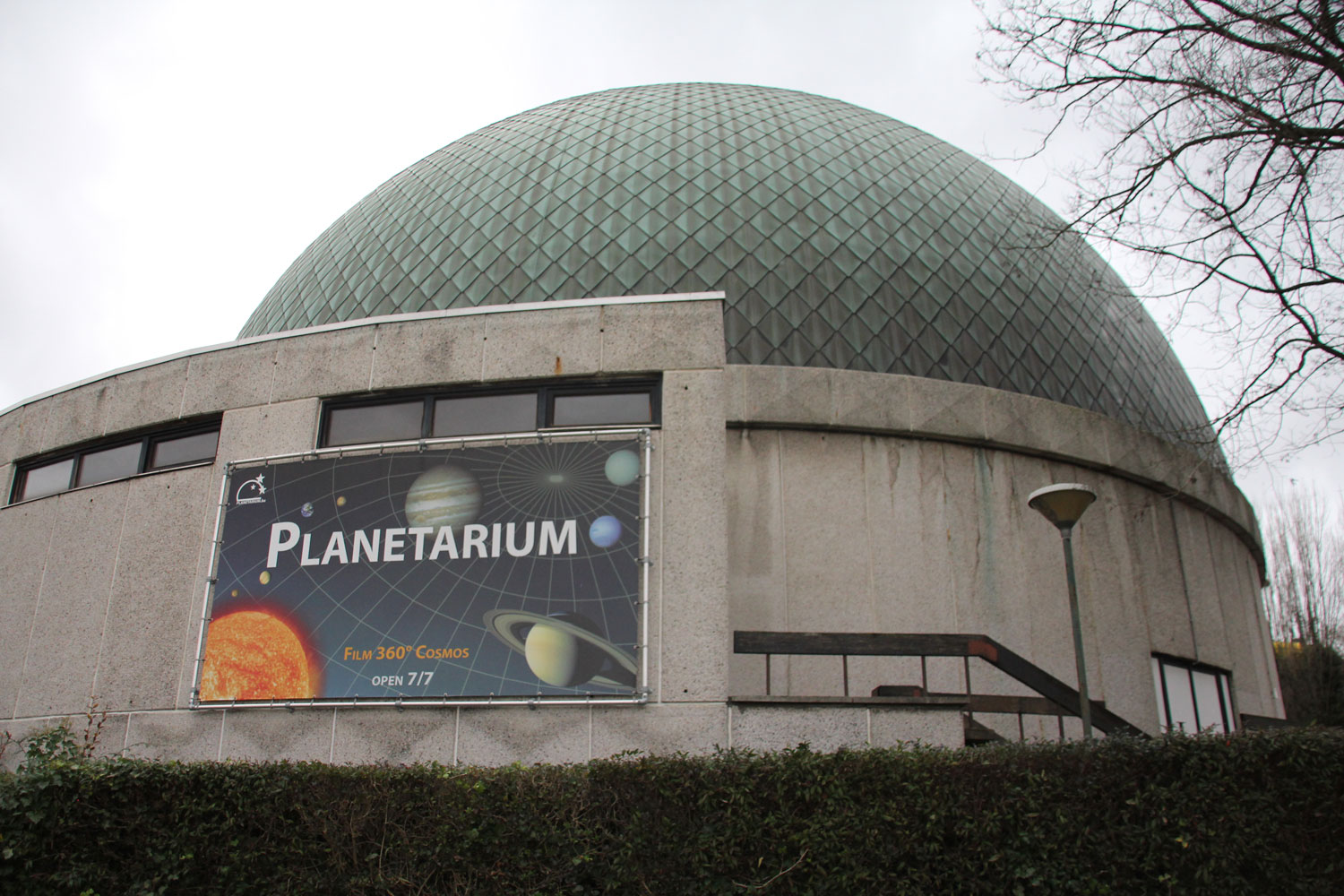 Puis devant le Planétarium