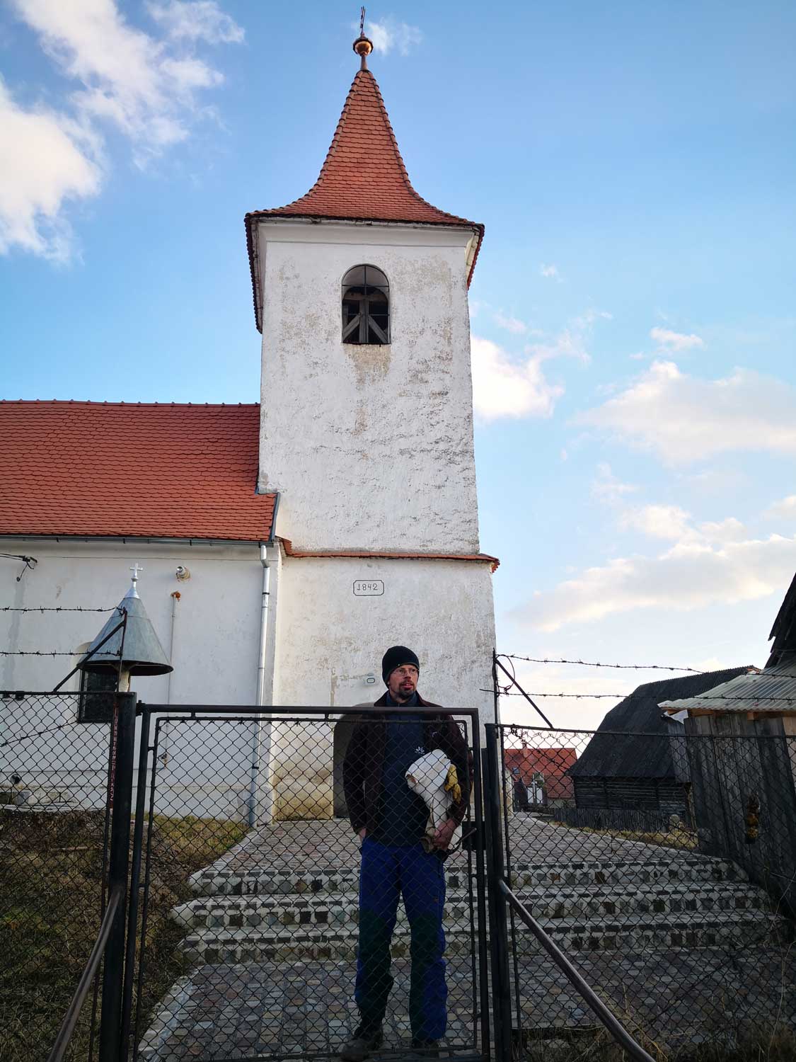 Au bout de la rue se trouve une chapelle de 1842 dont Denis a réparé la toiture, il y a quelques années © Globe Reporters