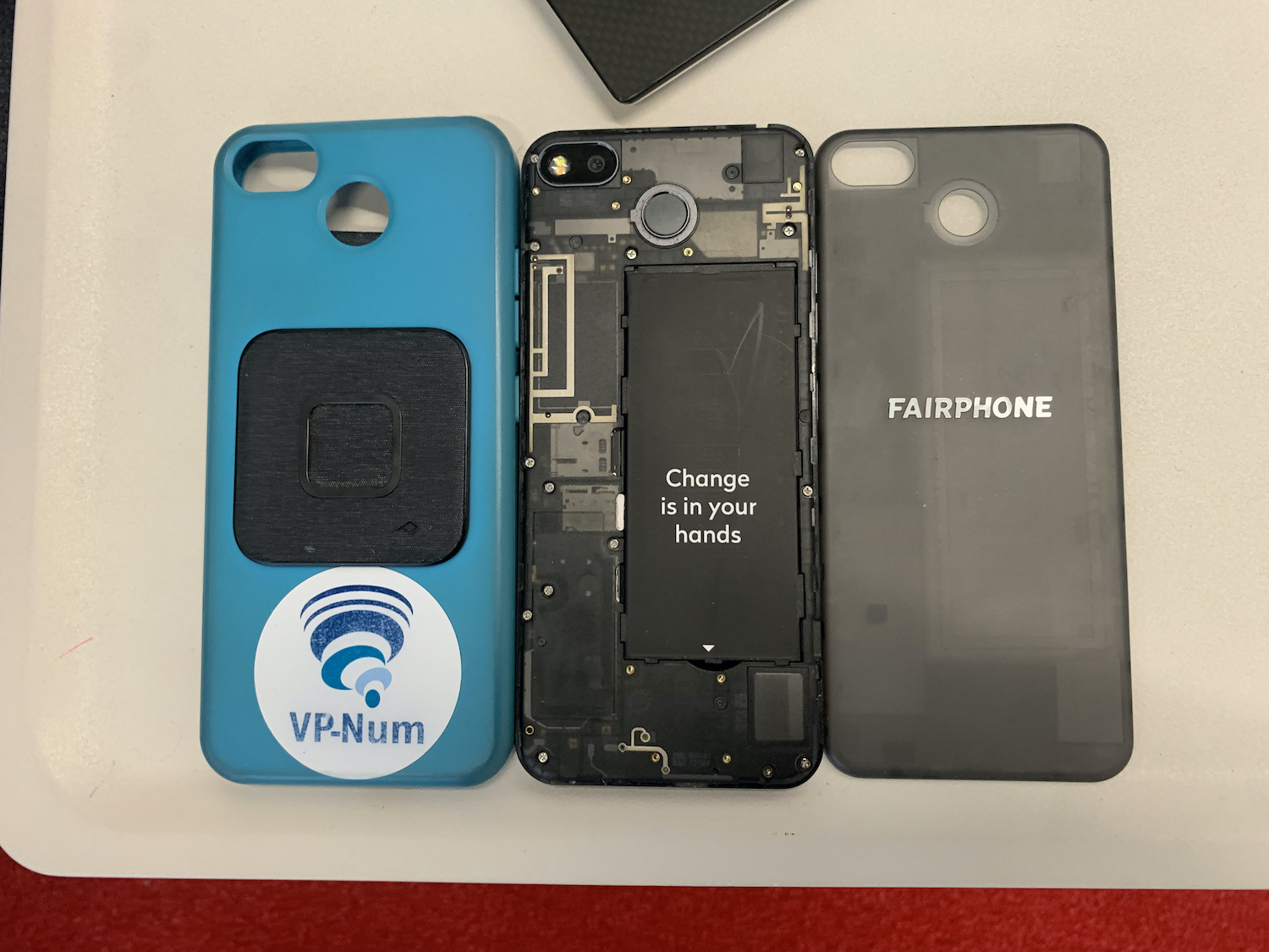 Son téléphone est un Fairphone, réputé pour sa robustesse et sa durabilité © Globe Reporters