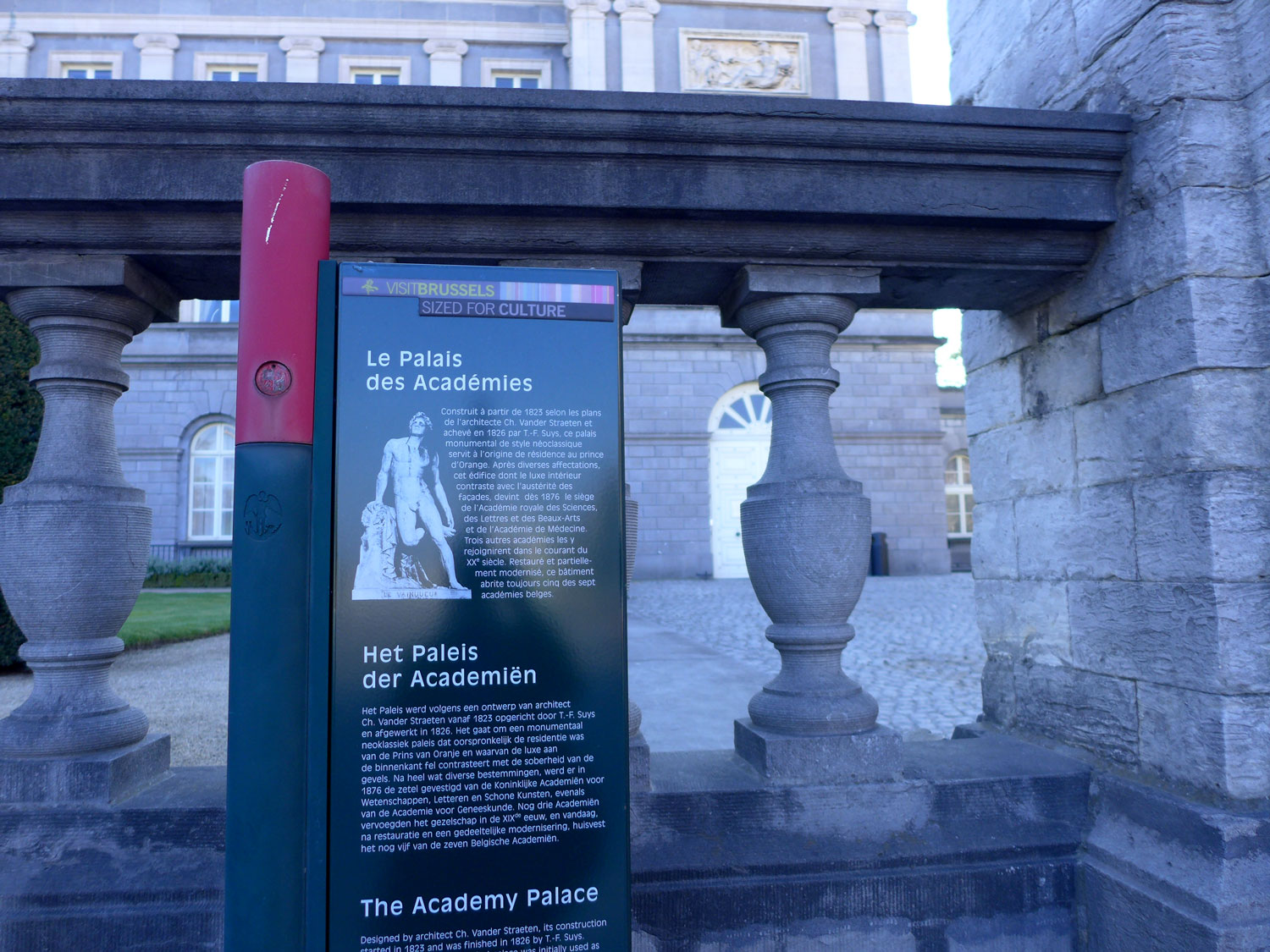 Plusieurs Académies siègent dans le bâtiment.