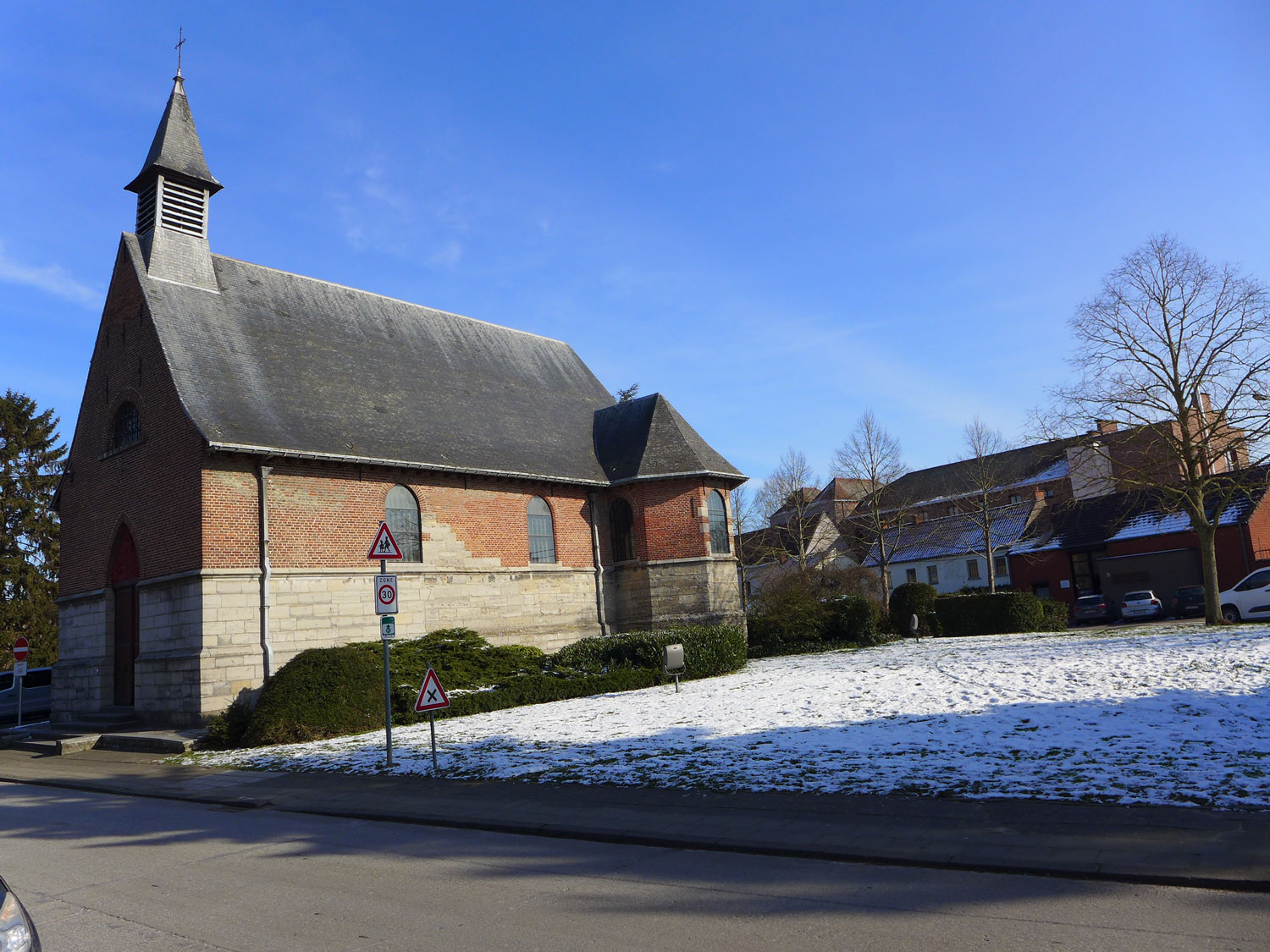 La Chapelle Notre-Dame de la Tombe. Le centre est le bâtiment situé en arrière-plan © Globe Reporters