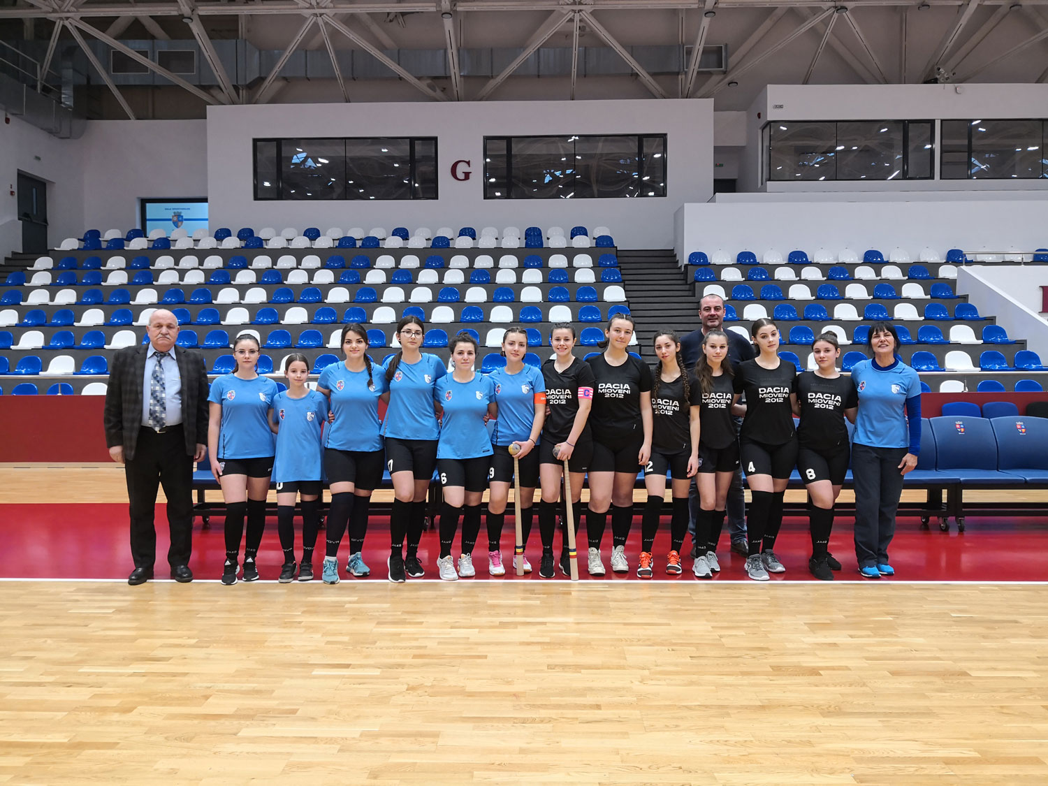 Les jeunes féminines de Mioveni entourées de leur entraîneuse à droite et de Dumitru VOICULESCU et Nicolae DOBRE © Globe Reporters