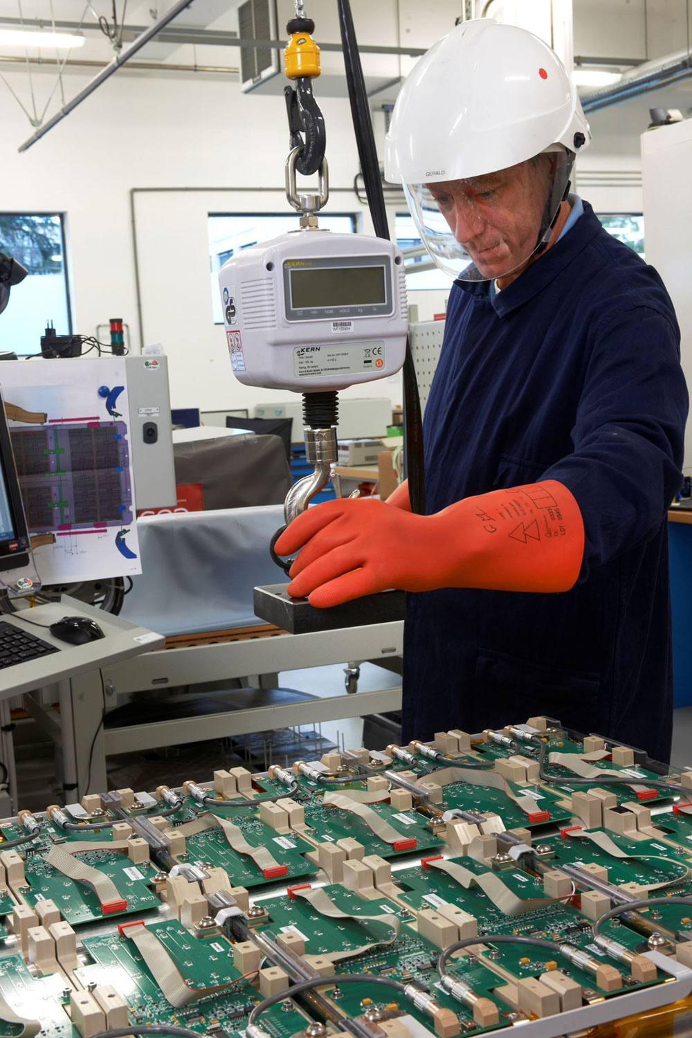 Il faut ensuite assembler l’ensemble du pack batterie, ce que fait l’homme sur cette photo © D. GUILLAUDIN 