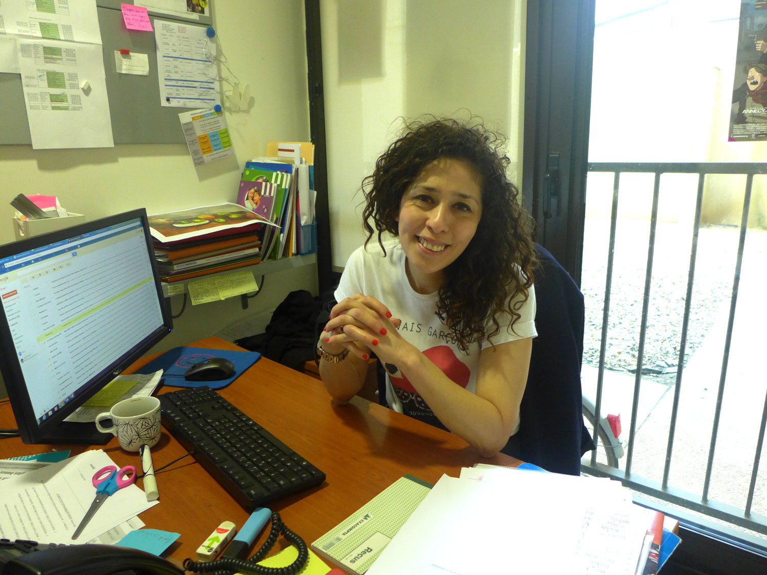 Souhila dans son bureau.