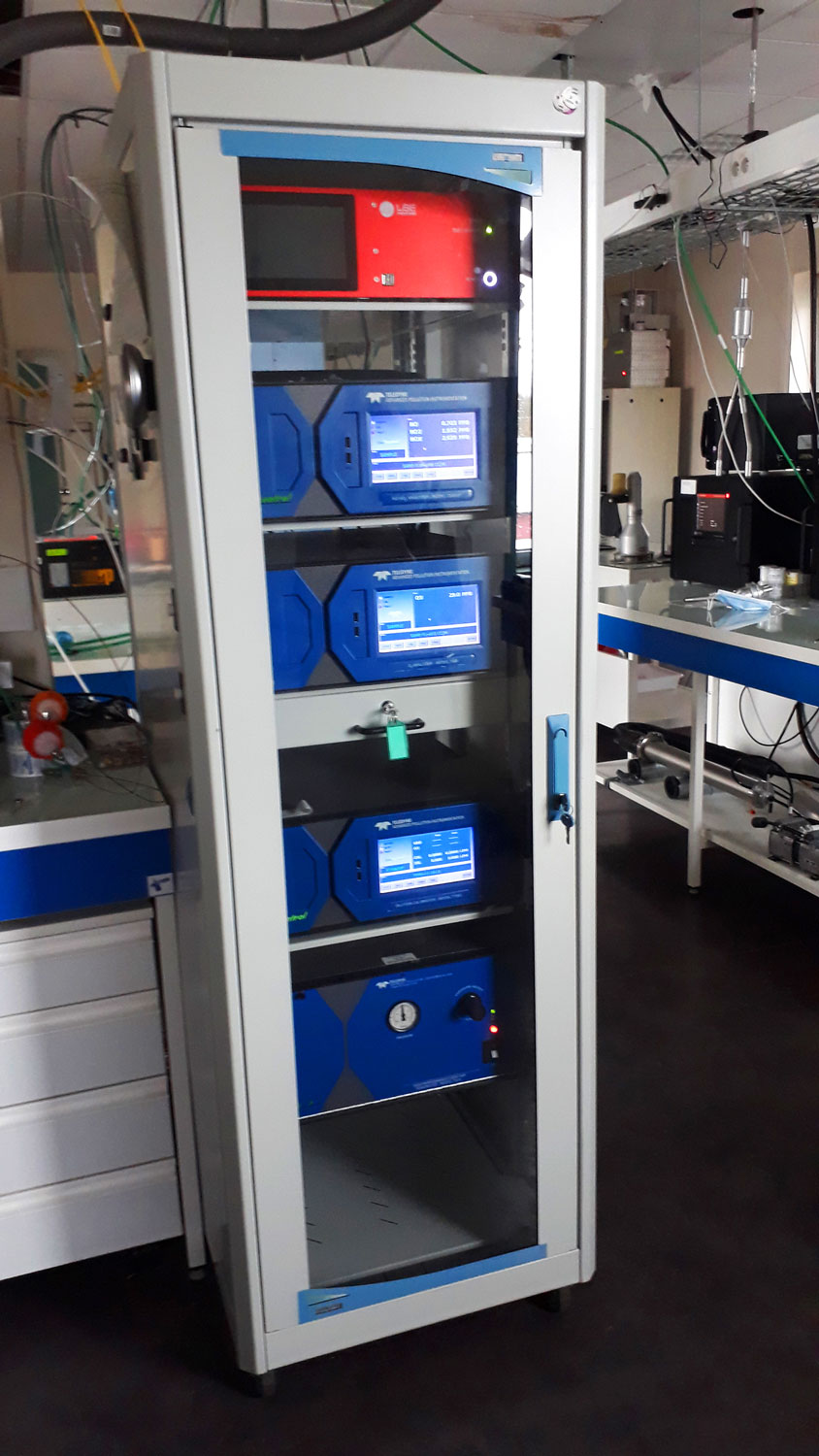 Cette petite « armoire » baie contient trois analyseurs (et un calibreur) pour mesurer des gaz réactifs : ozone, dioxyde d’azote, ammoniac (O3-NOx-NH3) © Valérie GROS