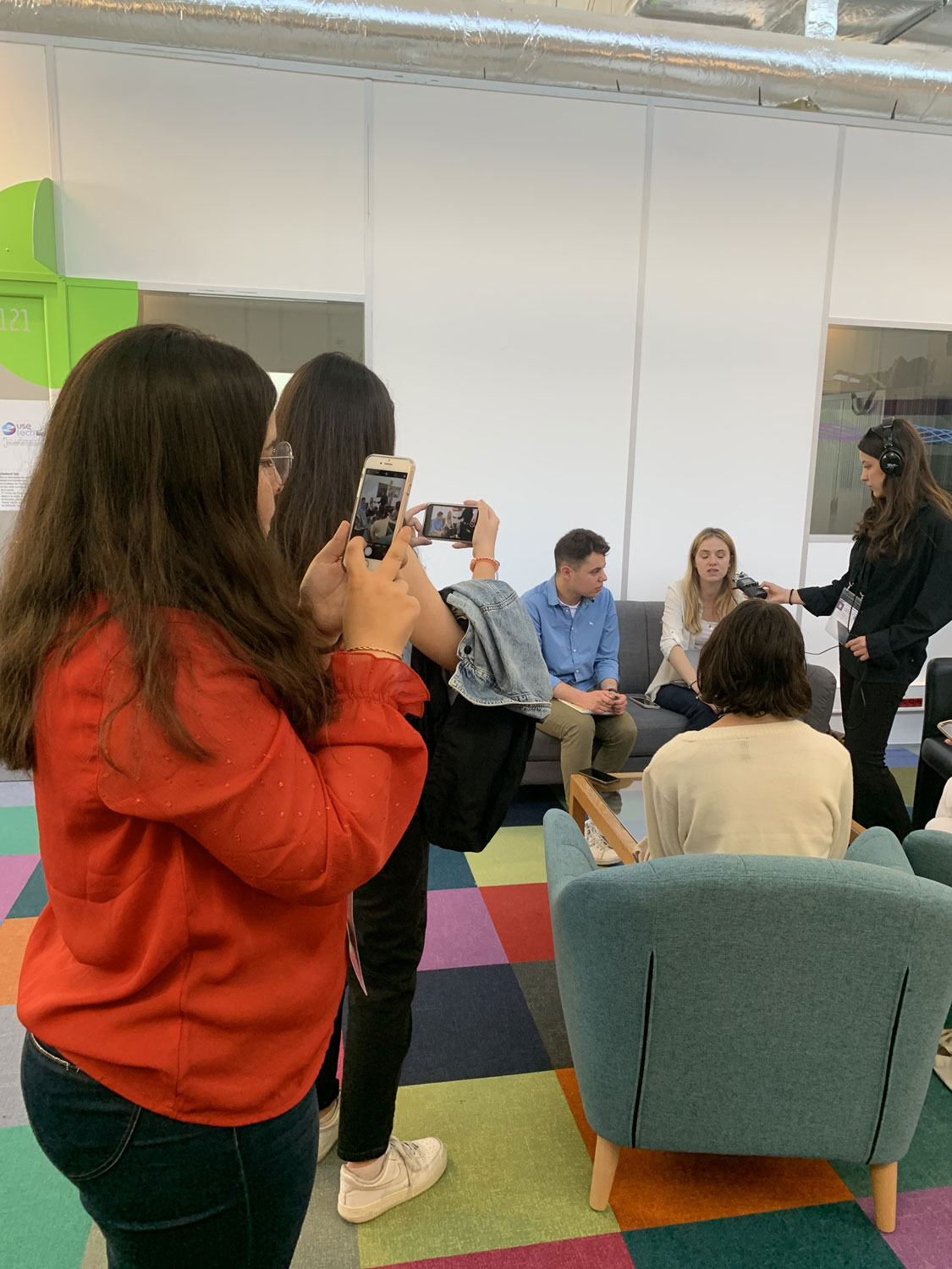 Jade (en rouge) ne perd pas une miette de l’interview. Elle prend des photos tout au long de la rencontre © Globe Reporters