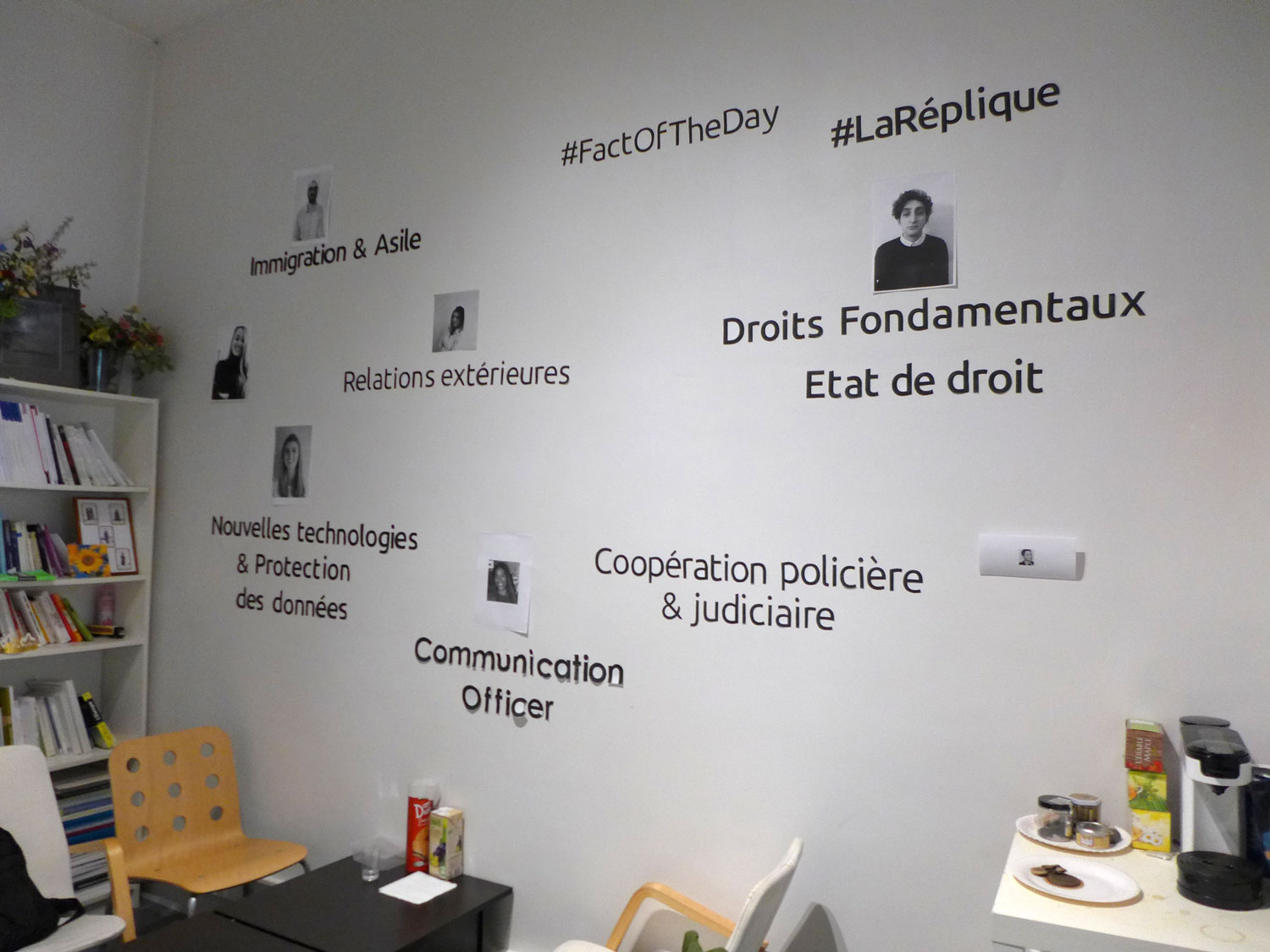 Dans le modeste bureau de l’association, les photos de l’équipe actuelle accueillent le visiteur.