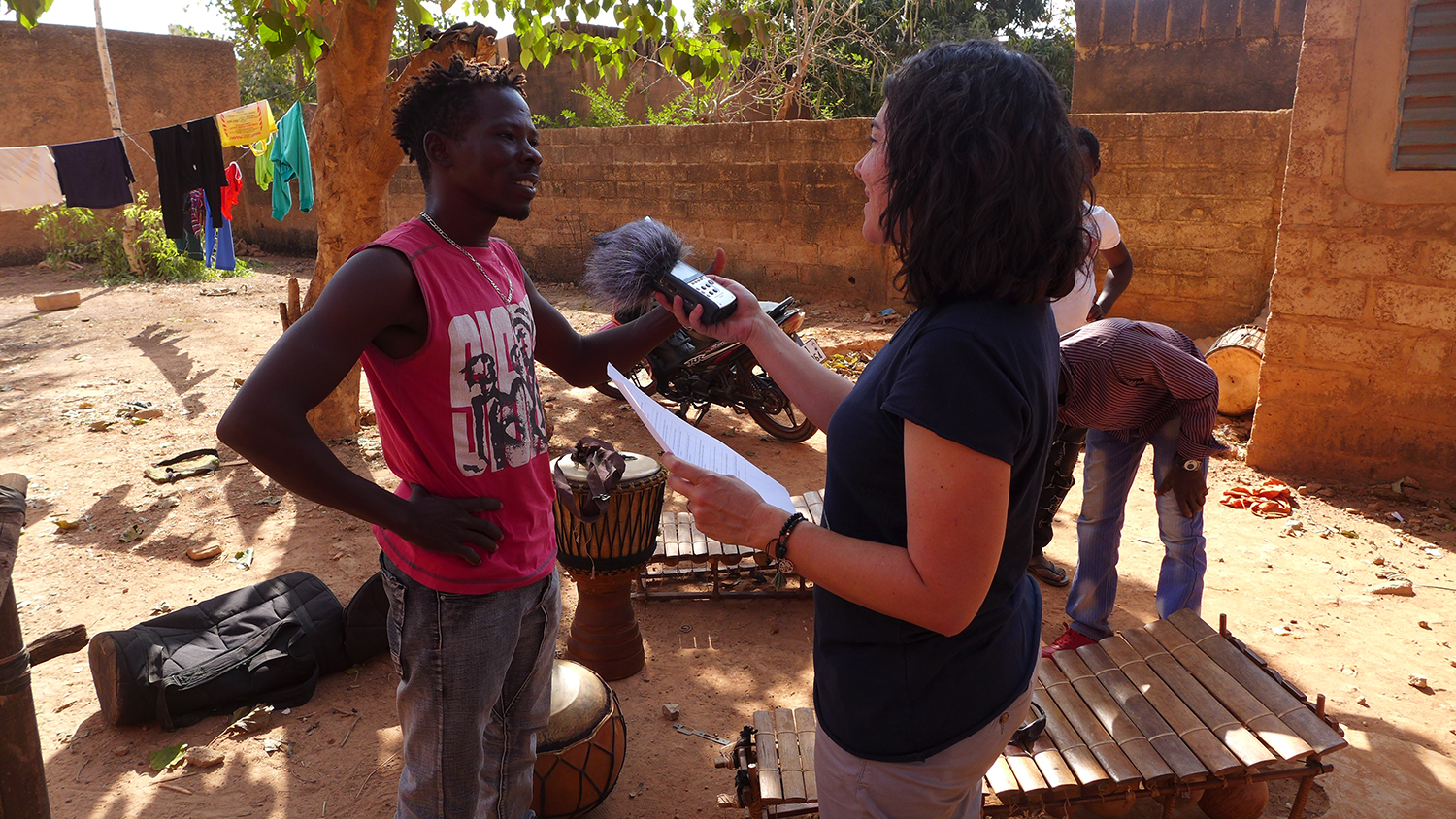 L’envoyée spéciale des globe-reporters interview Adama, le leader du groupe.